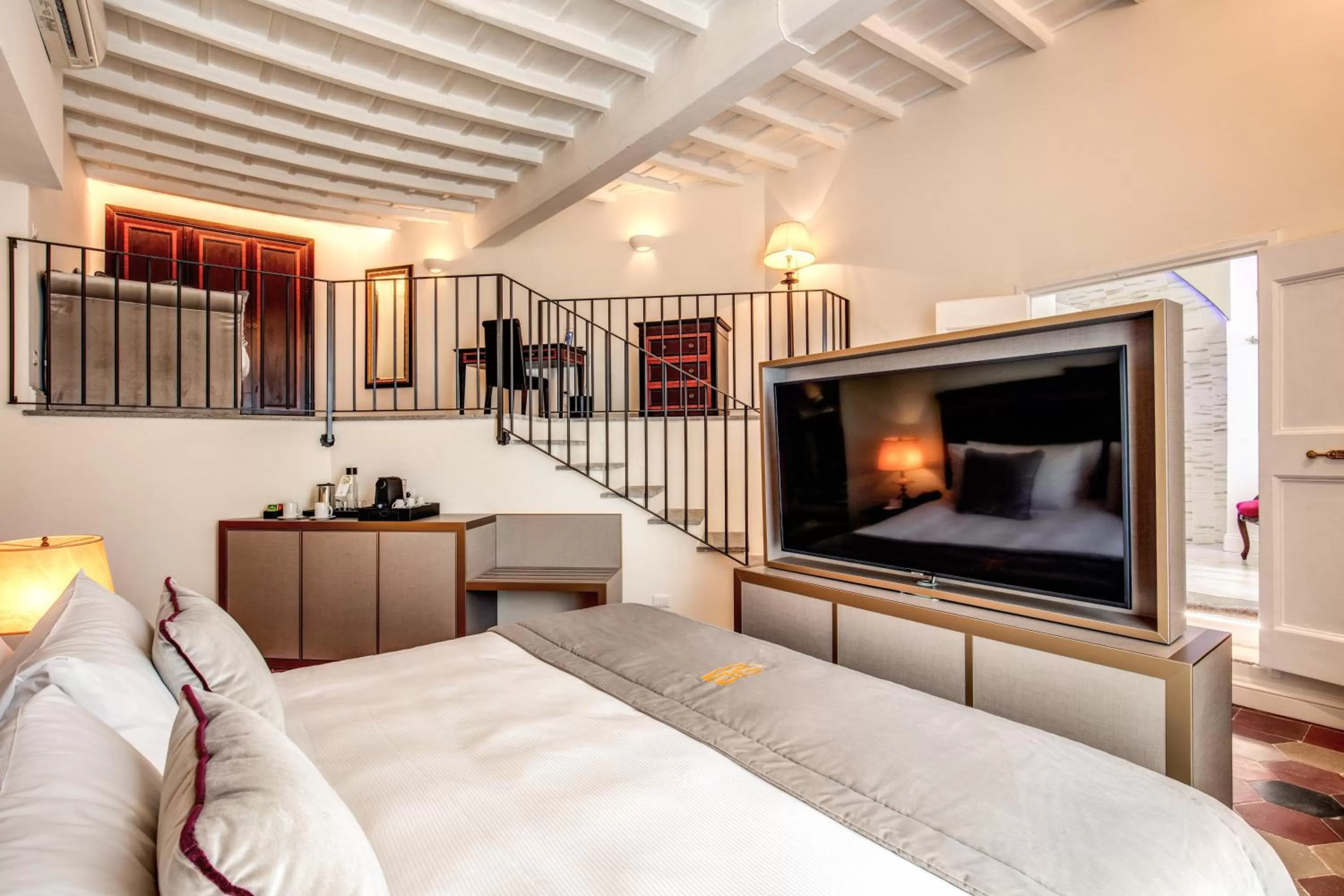 Communal lounge/ TV room, Bed in Eitch Borromini Palazzo Pamphilj