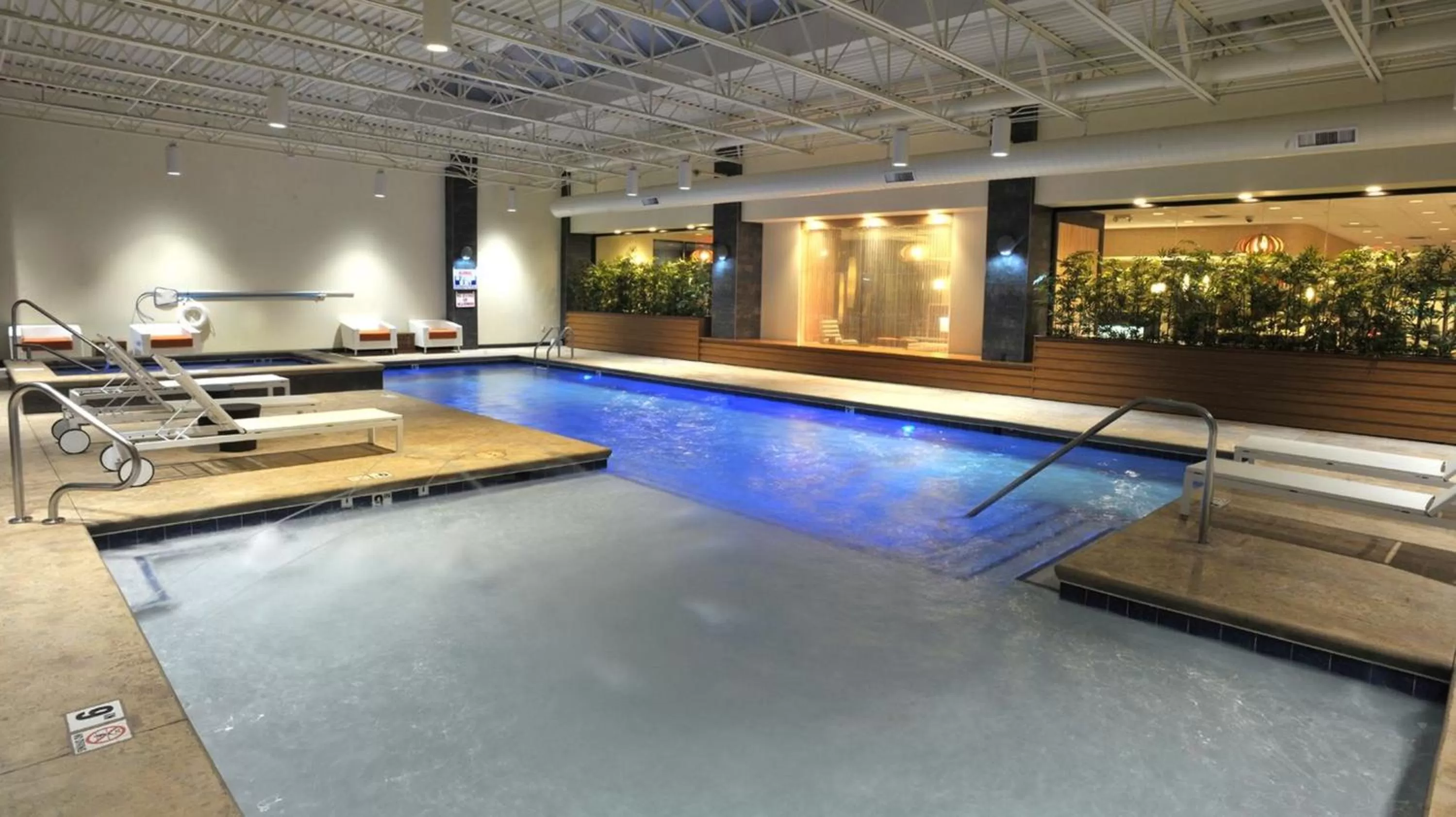 Swimming pool in Holiday Inn and Suites Charleston West by IHG