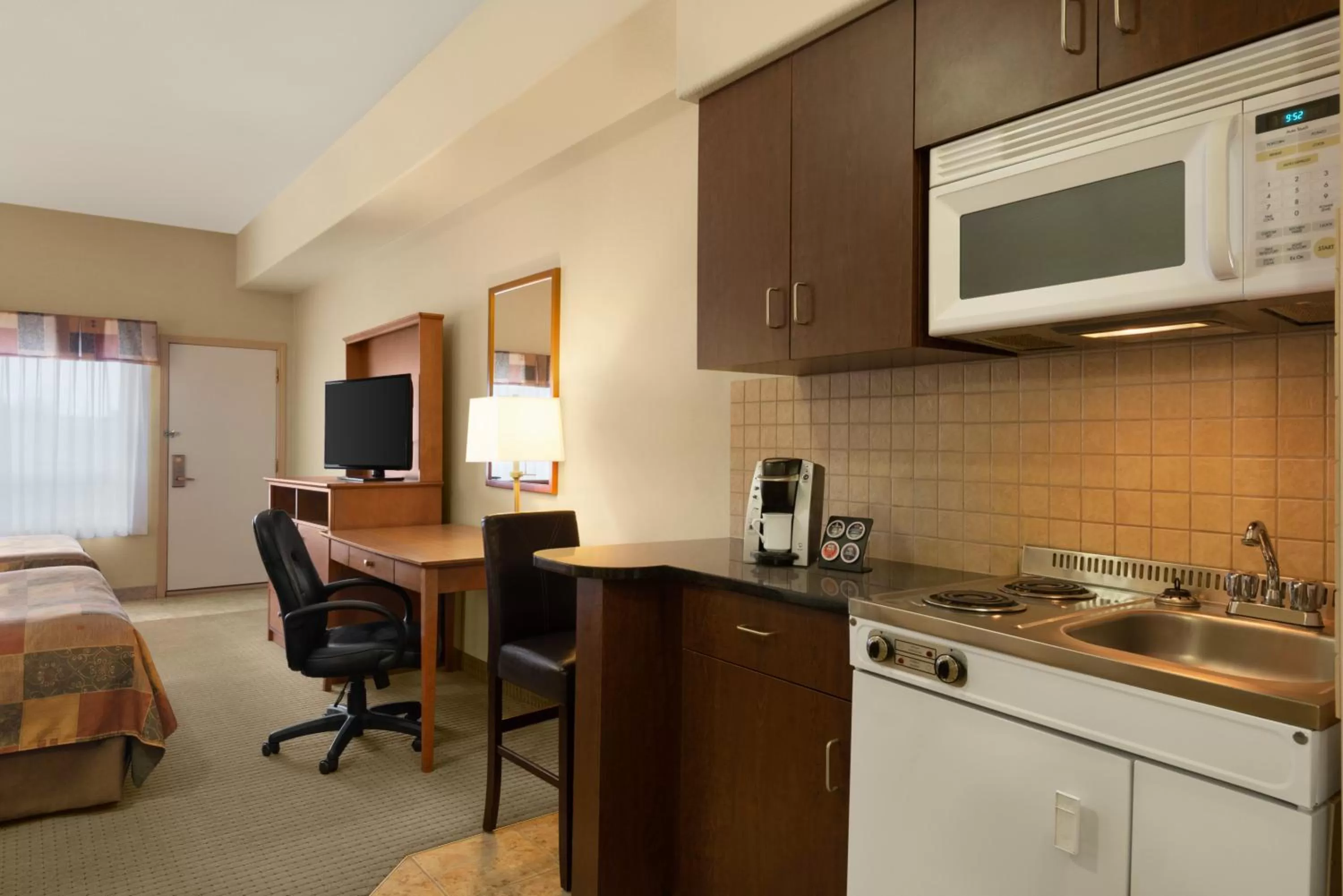 Food and drinks, Bed in Ramada by Wyndham Drayton Valley