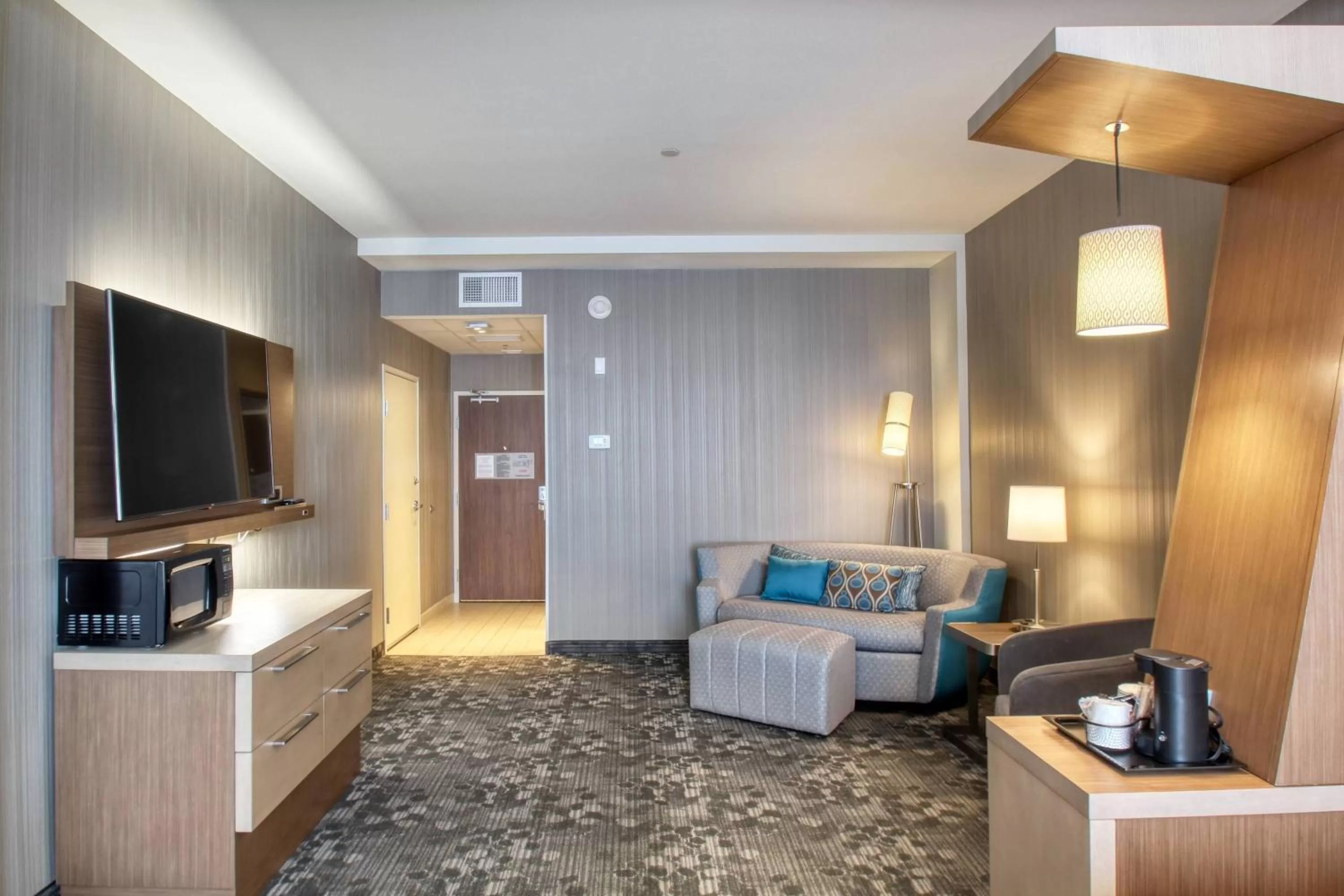 Living room in Courtyard by Marriott Fargo