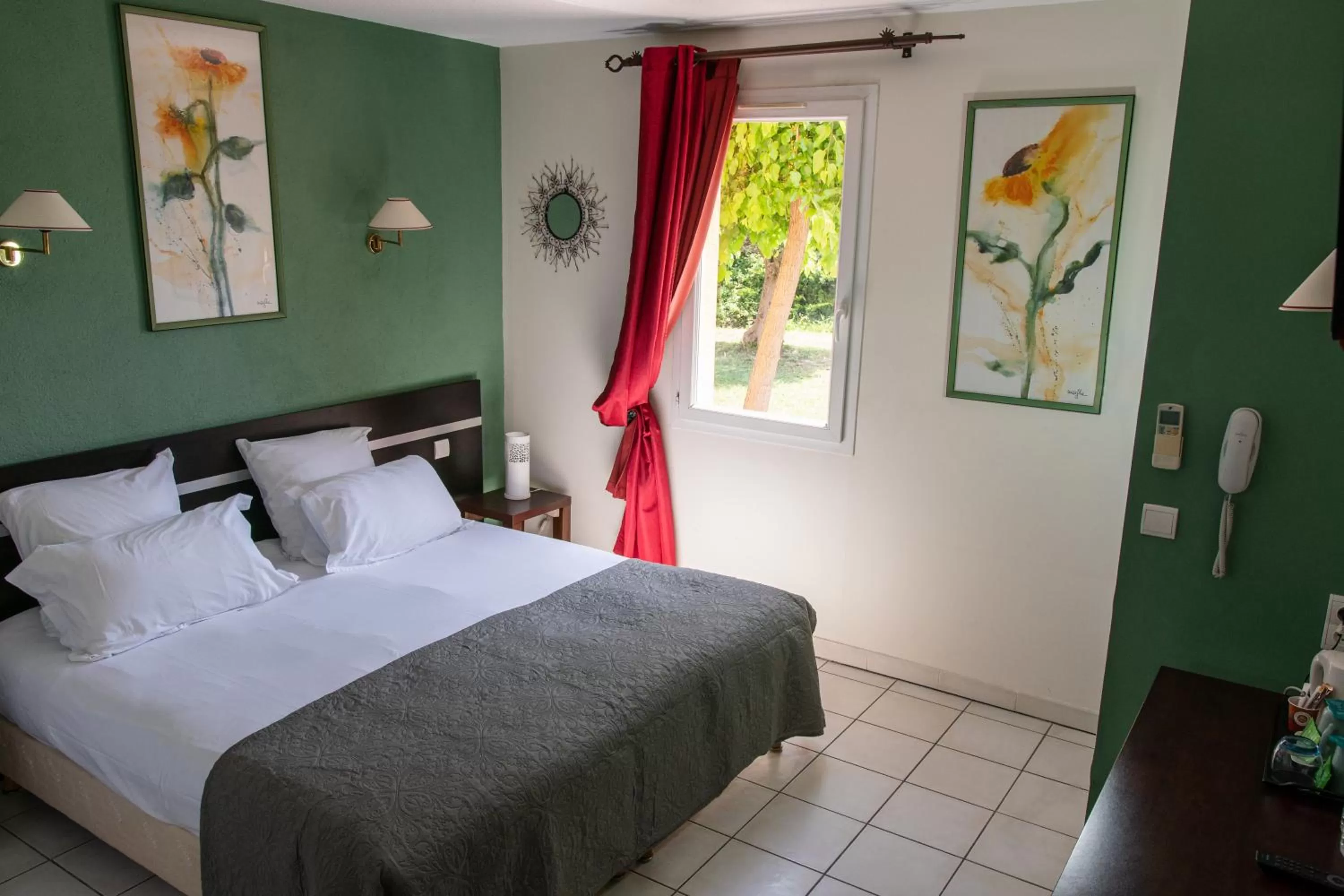 Photo of the whole room, Bed in Le Mas De Gaujac