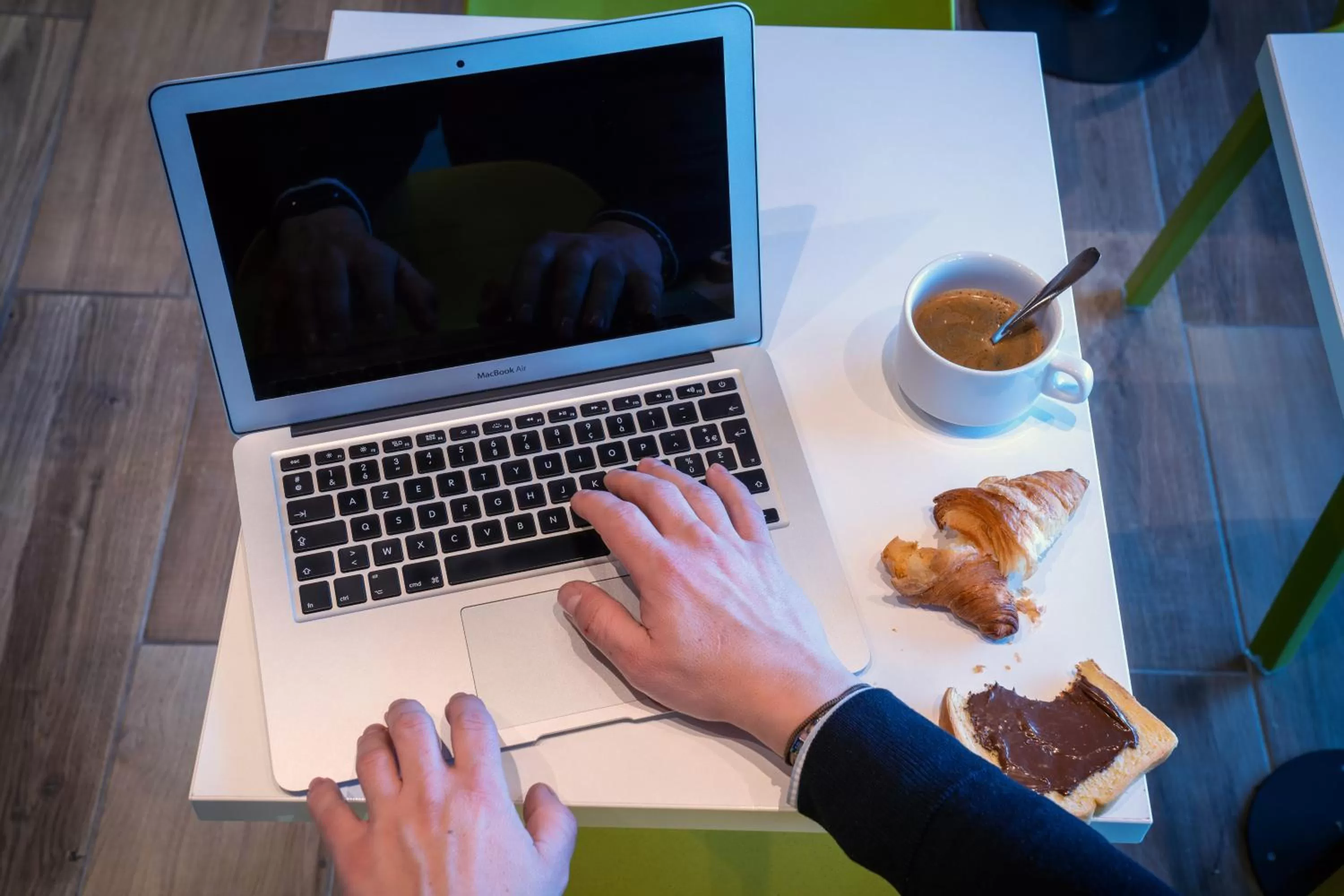 Communal lounge/ TV room in ibis budget Reims Parc Des Expositions