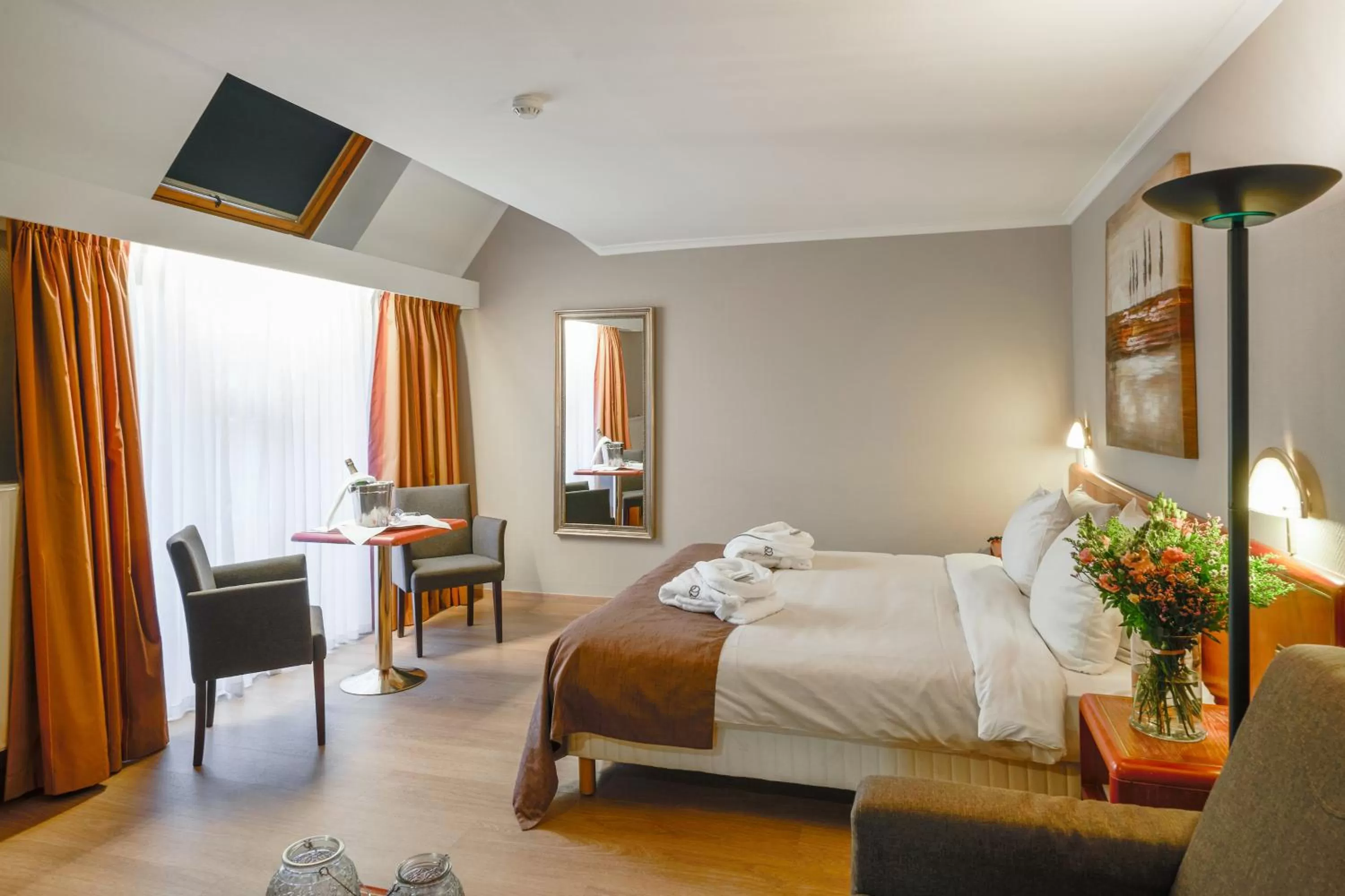 Property building, Bed in Hotel Quartier Latin