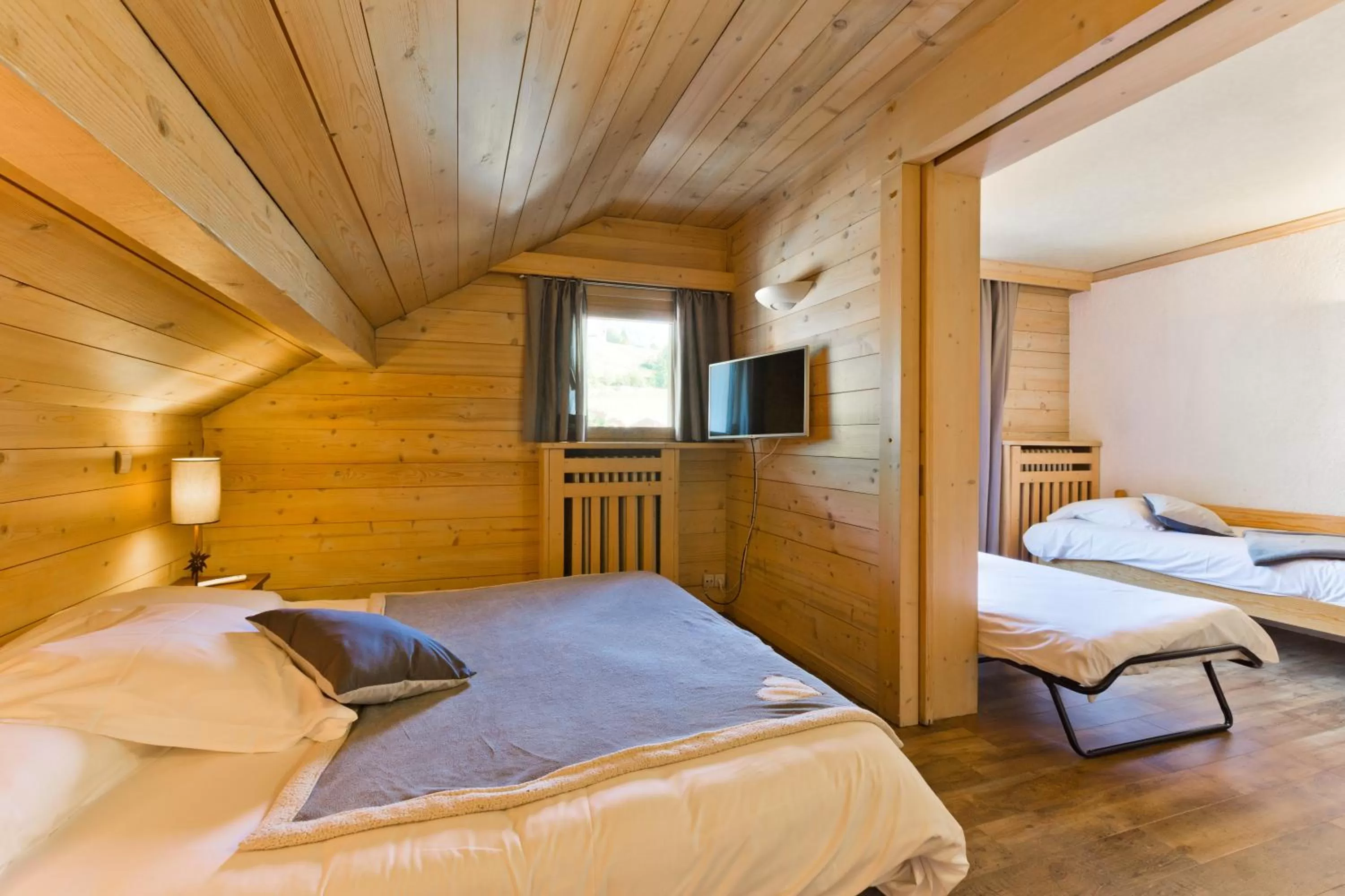 Photo of the whole room, Bed in Hôtel La Montagne