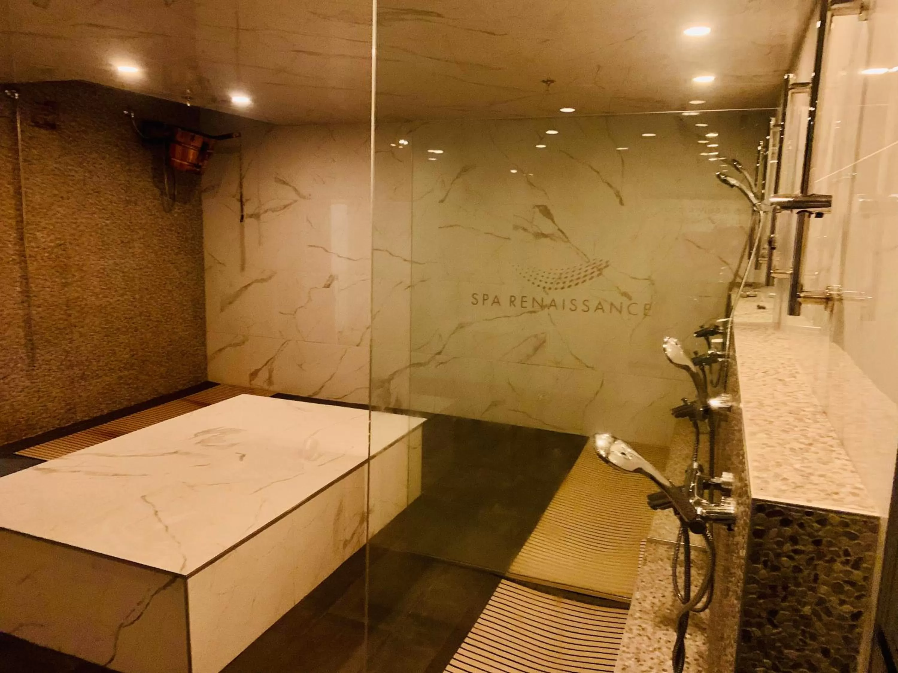 Spa and wellness centre/facilities in Hôtel Sept-Îles