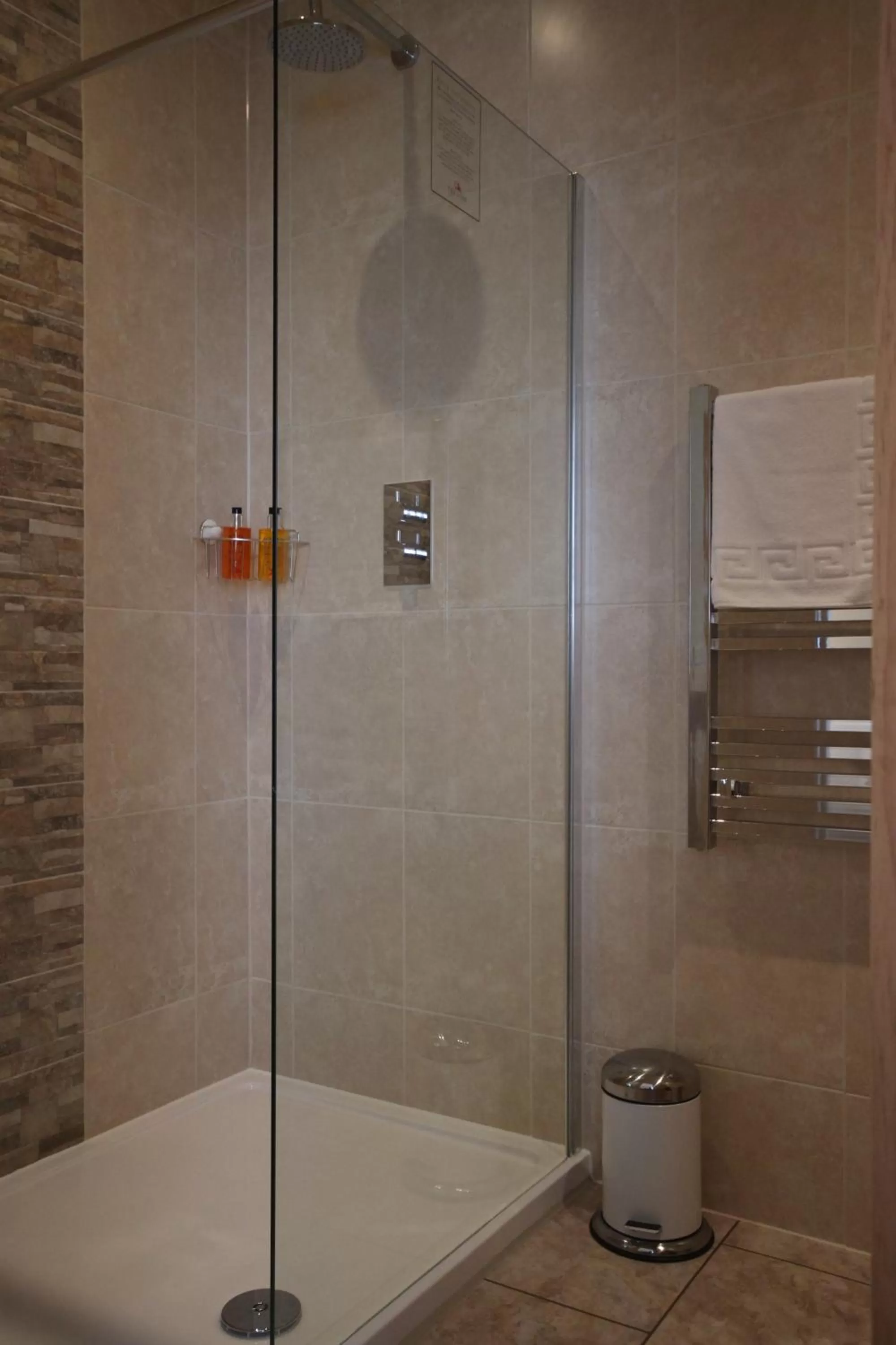 Shower in The Lion Hotel