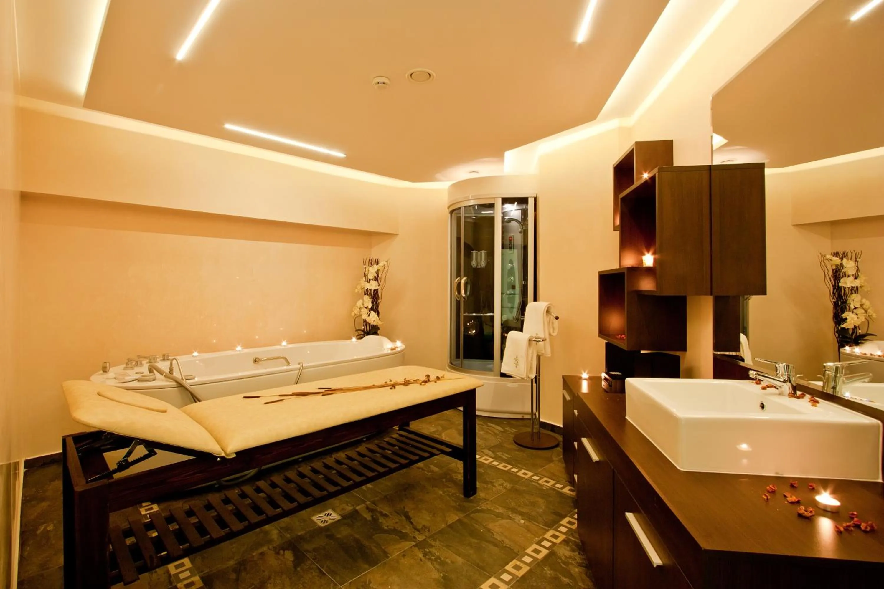 Massage, Bed in Earth & People Hotel & SPA - Free Parking & Swimming Pool