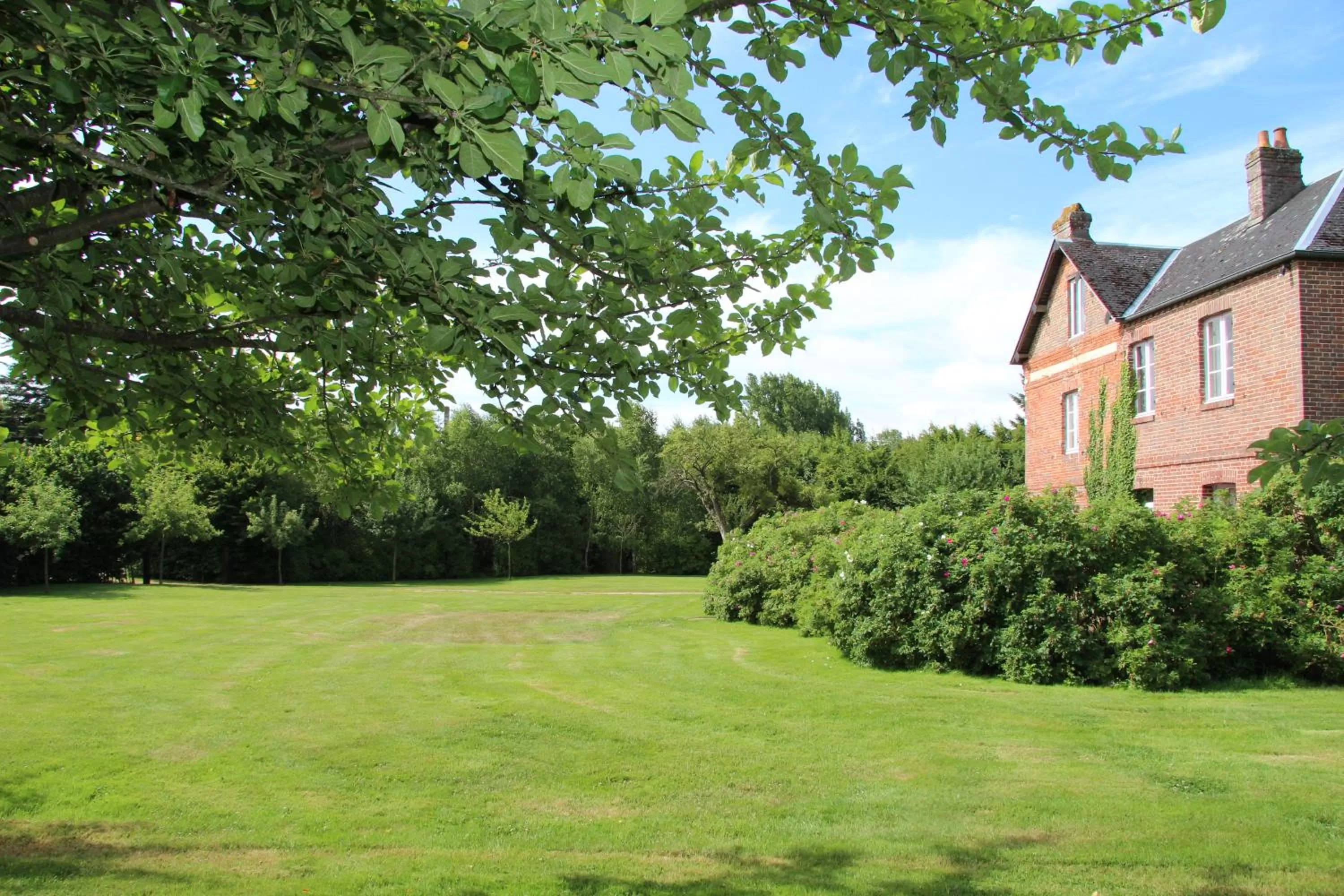 Property building in Le Pommenial de la Hérissonnière