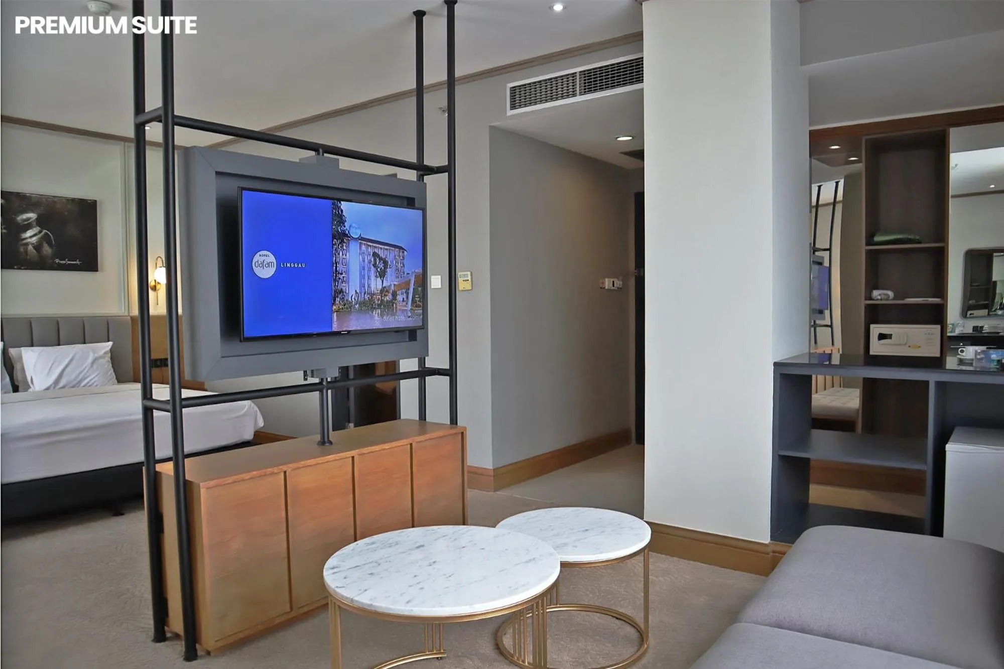 Living room, Bed in Hotel Dafam Semarang
