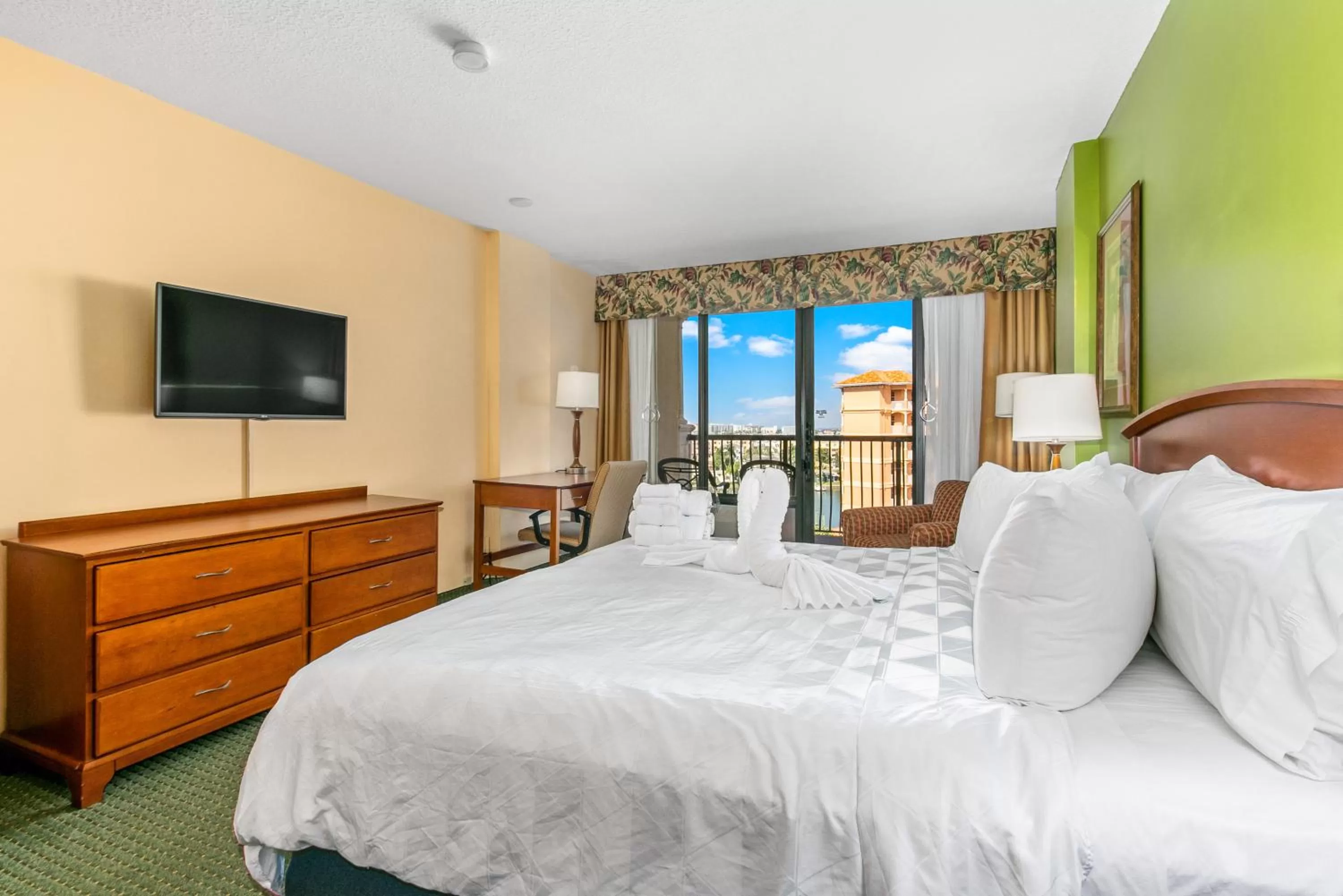 Bed in Holiday Inn & Suites Clearwater Beach by IHG
