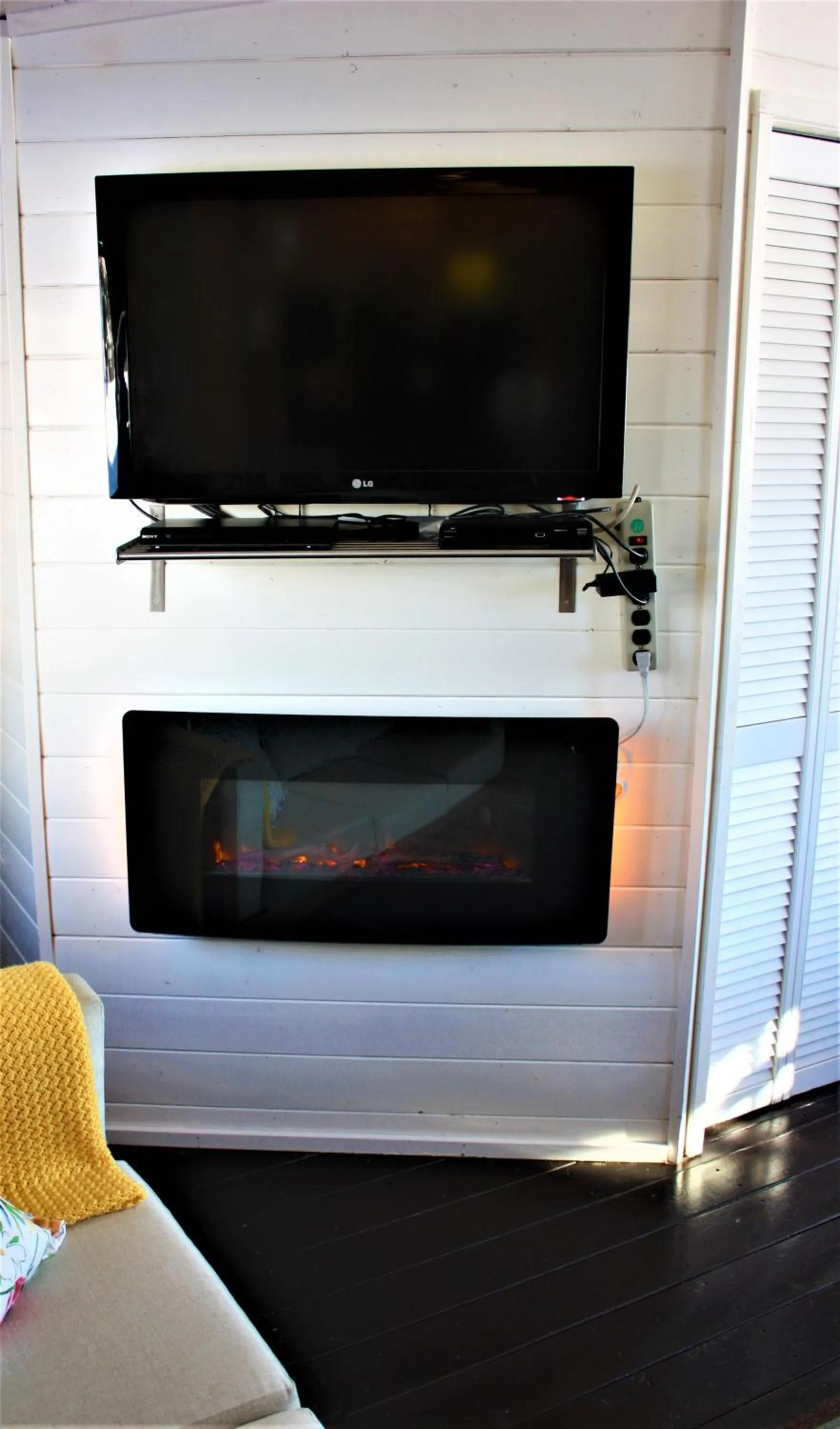 TV and multimedia in Woodhouse Cottages And Ranch