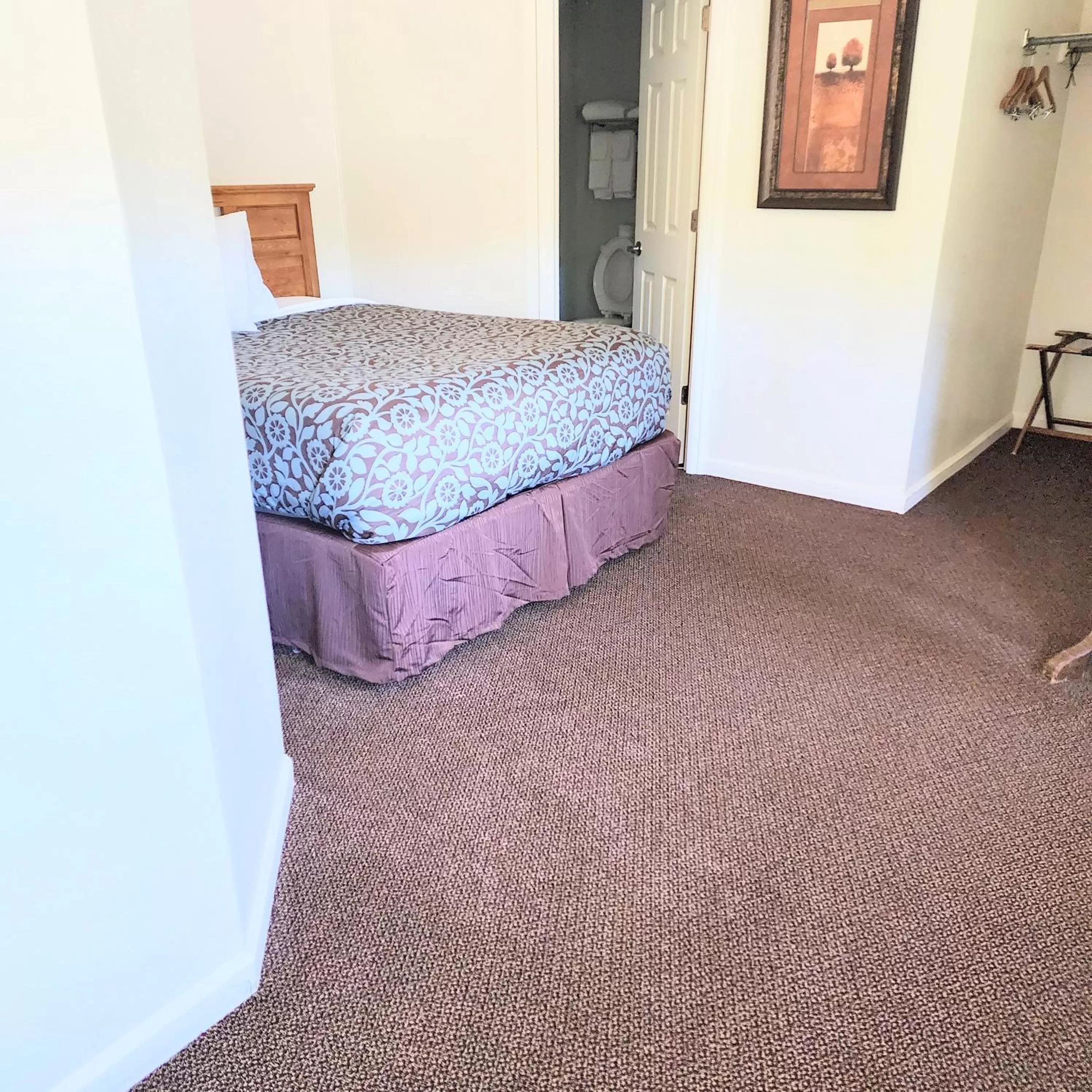 Bed in Canyon Motel near Rocky Mountain National Park