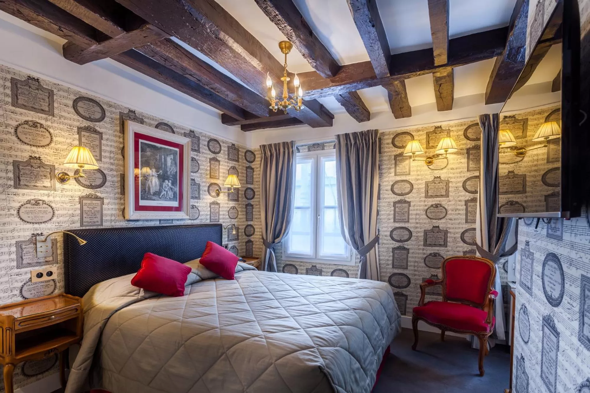 Bed in Grand Hôtel de L'Univers Saint-Germain