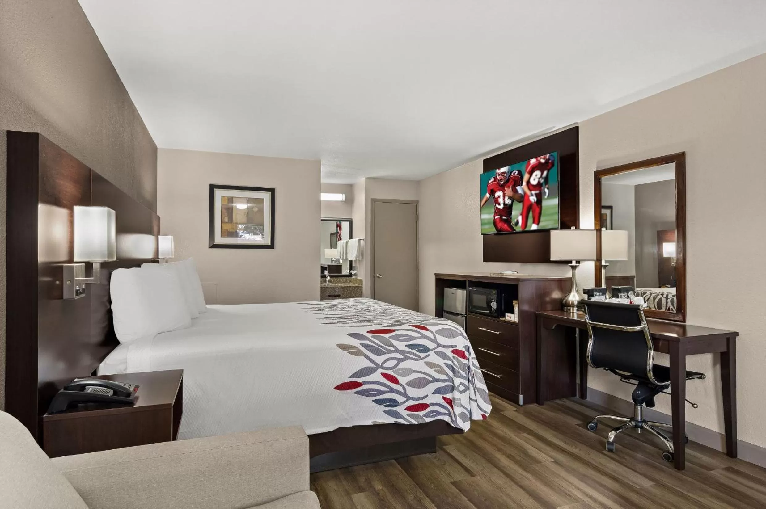 Guests, Bed in Red Roof Inn Baldwin