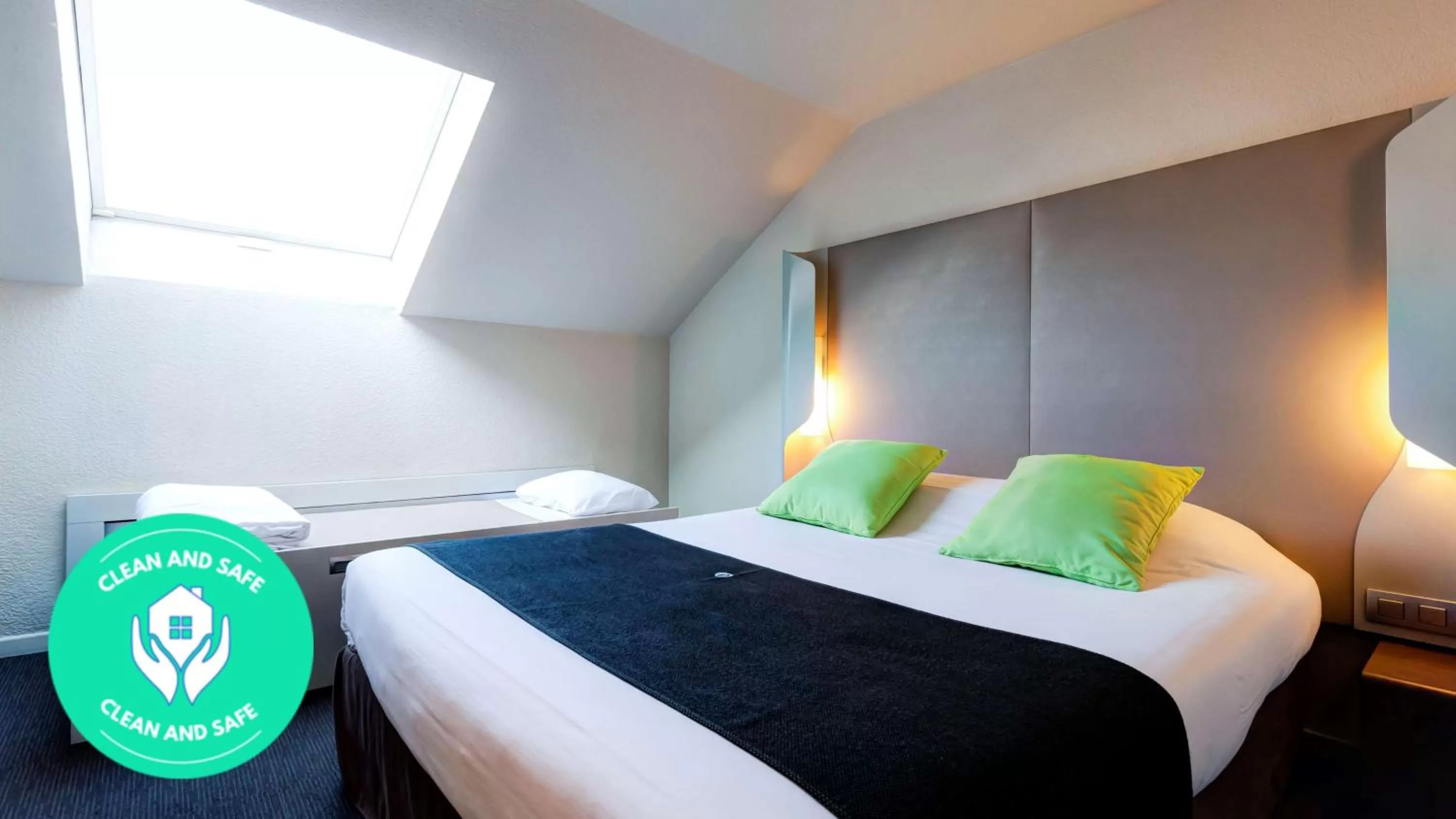 Bed in Campanile Evry Ouest - Corbeil Essonnes