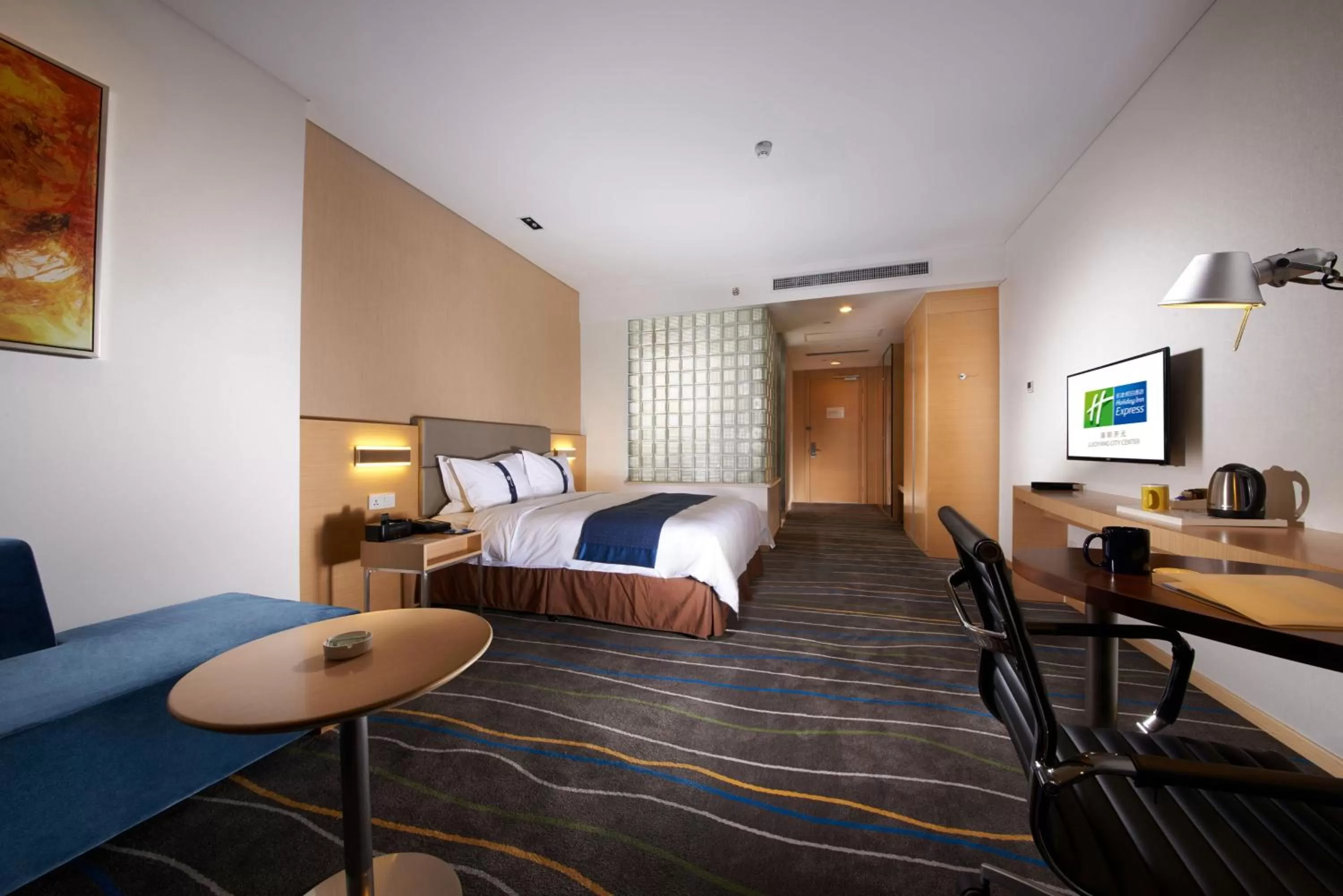 Photo of the whole room, Bed in Holiday Inn Express Luoyang City Center by IHG