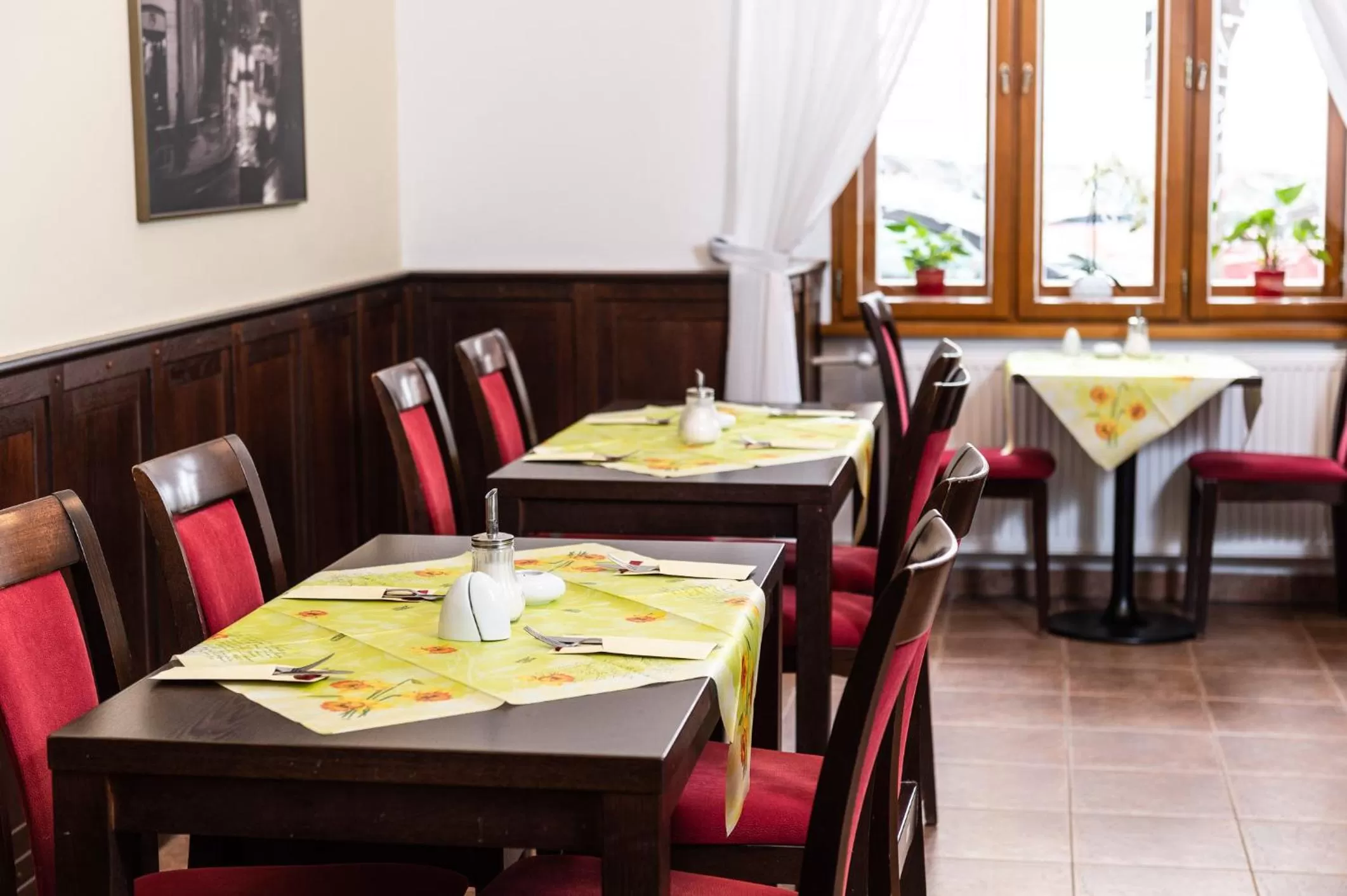 Restaurant/places to eat in Hotel Petr