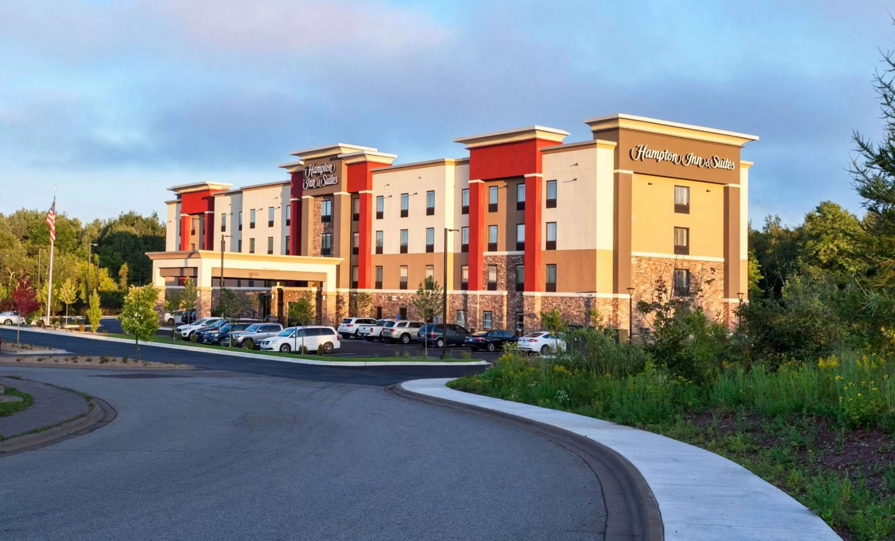 Property building in Hampton Inn & Suites Duluth North Mn