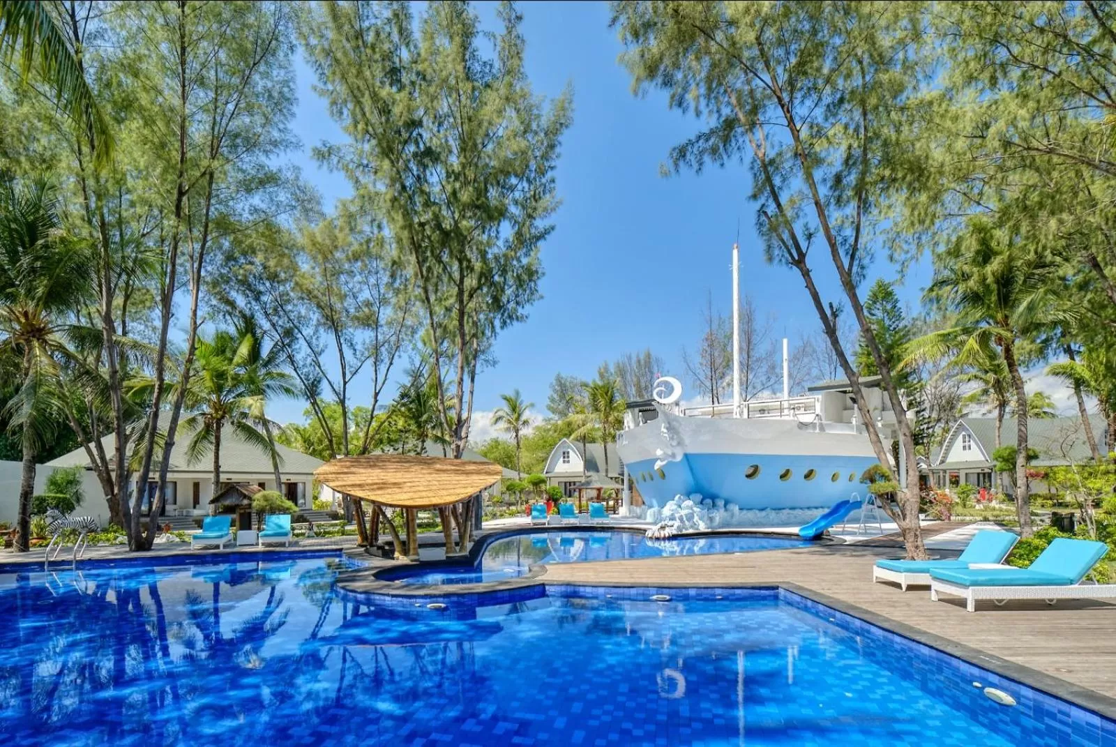 Swimming pool in Jambuluwuk Oceano Gili Trawangan