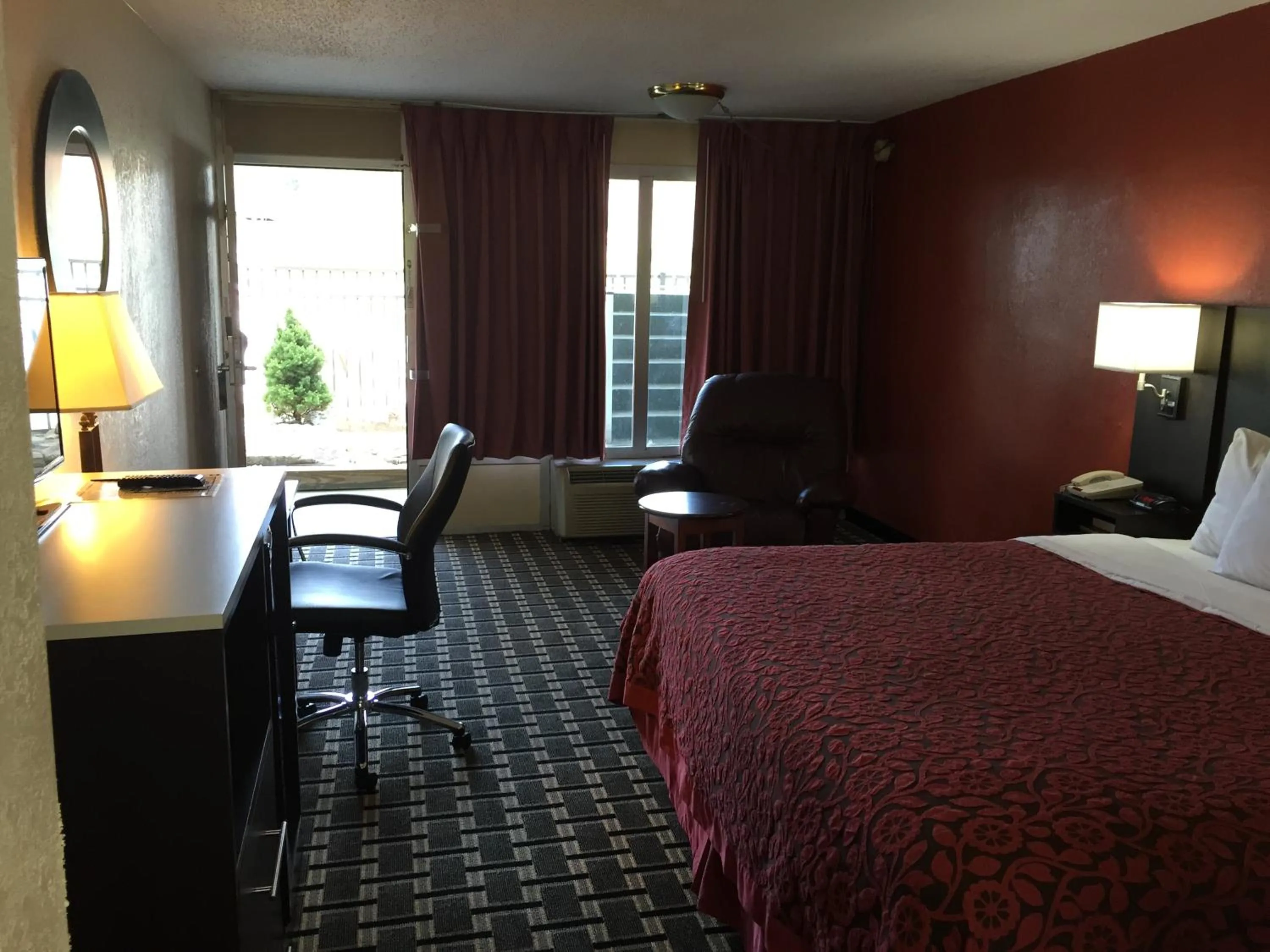 Photo of the whole room, Bed in Days Inn by Wyndham Cullman