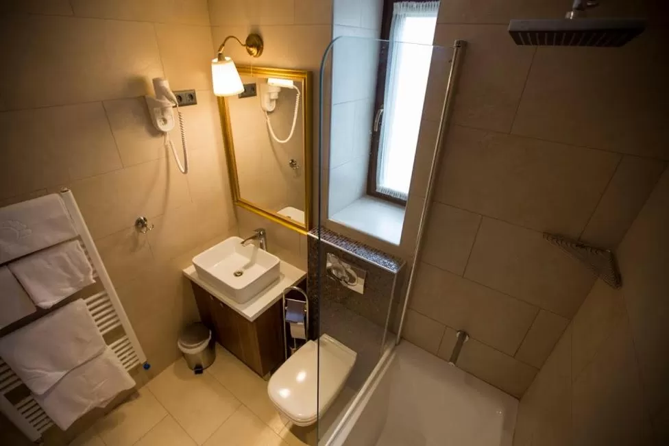 Bathroom in Pole Position Beach Hotel