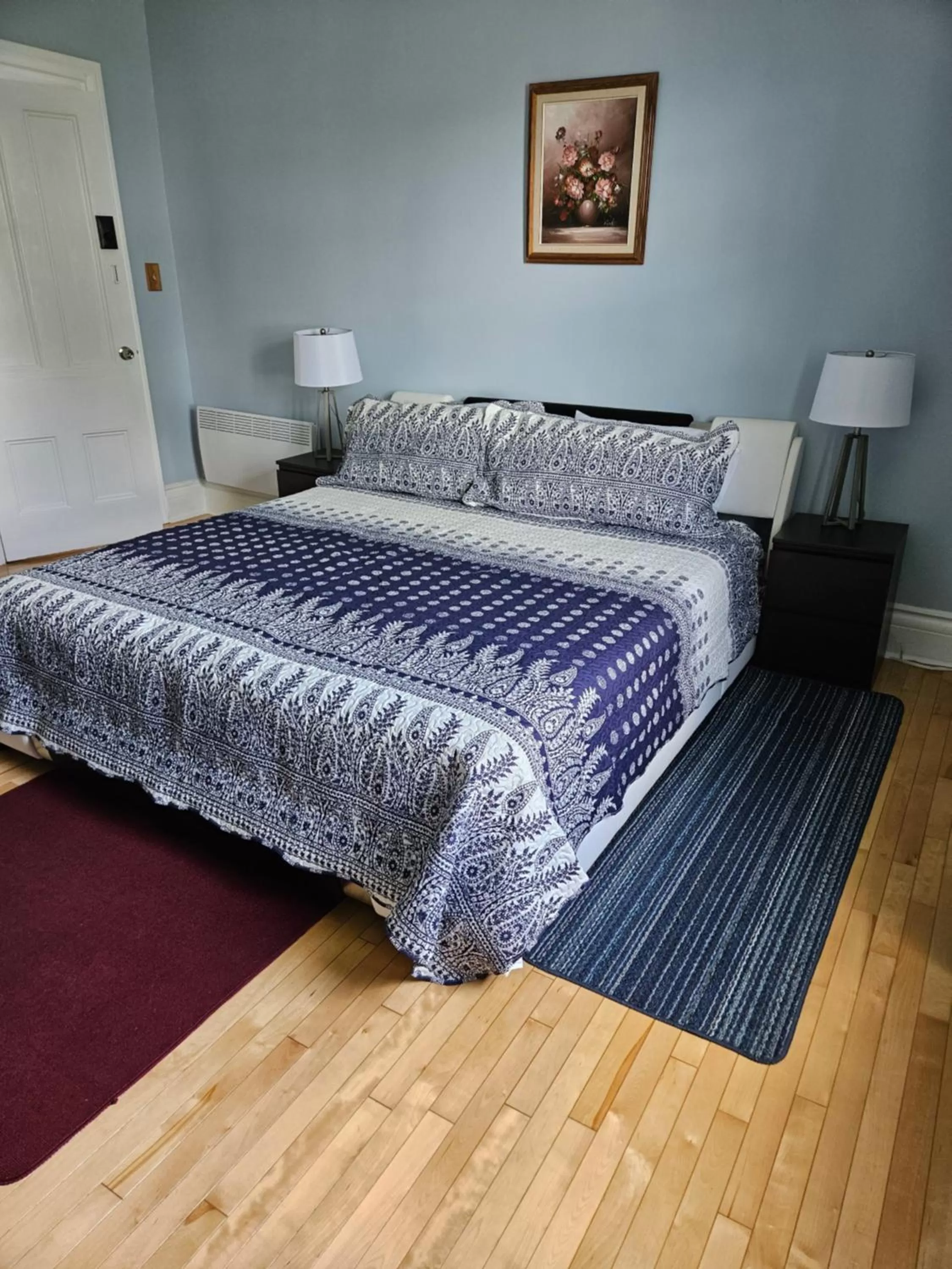 Bedroom, Bed in Sunflower Guest Suites