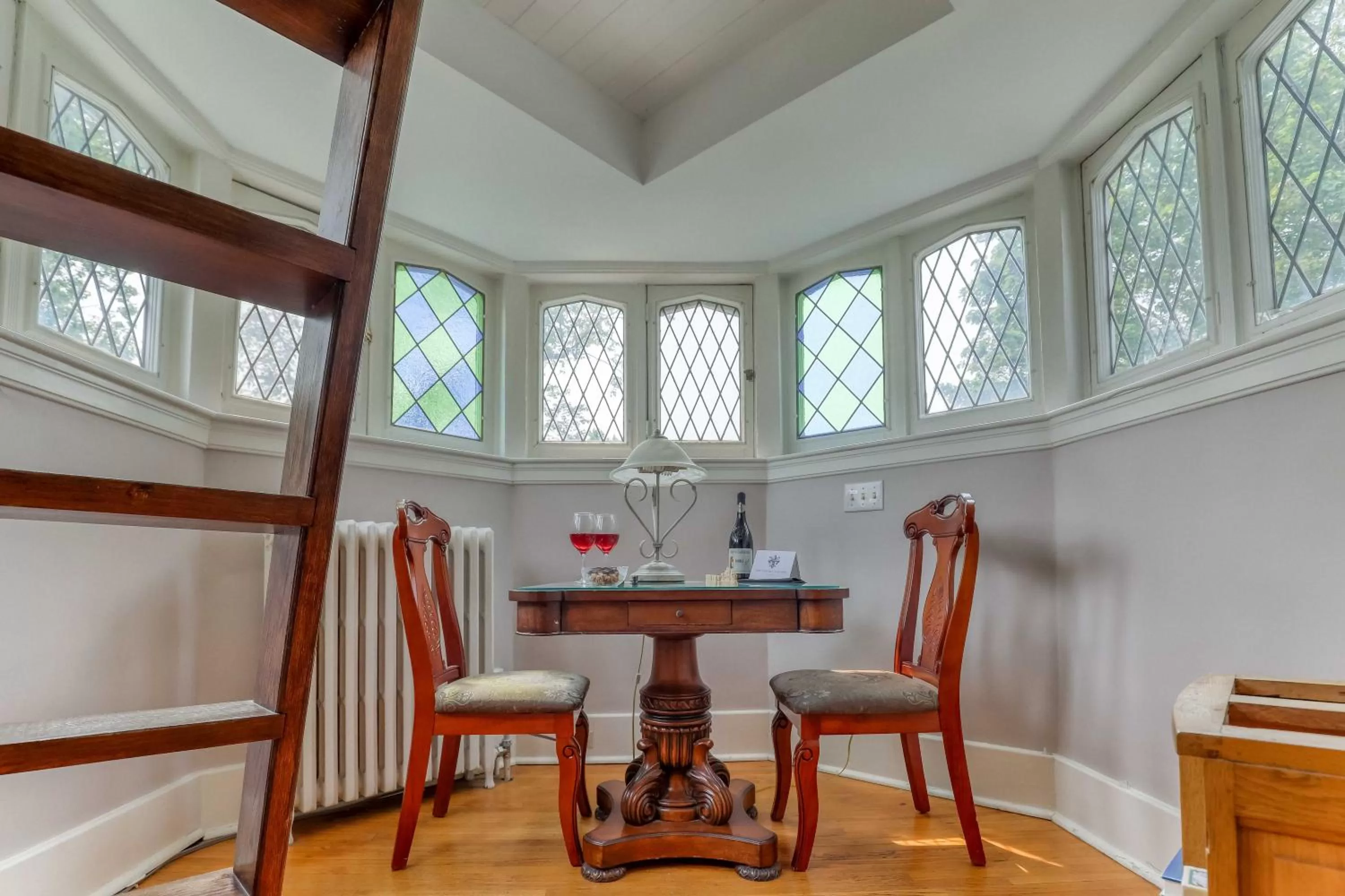 Sydenham Tower Suite - 1 King in Hochelaga Inn