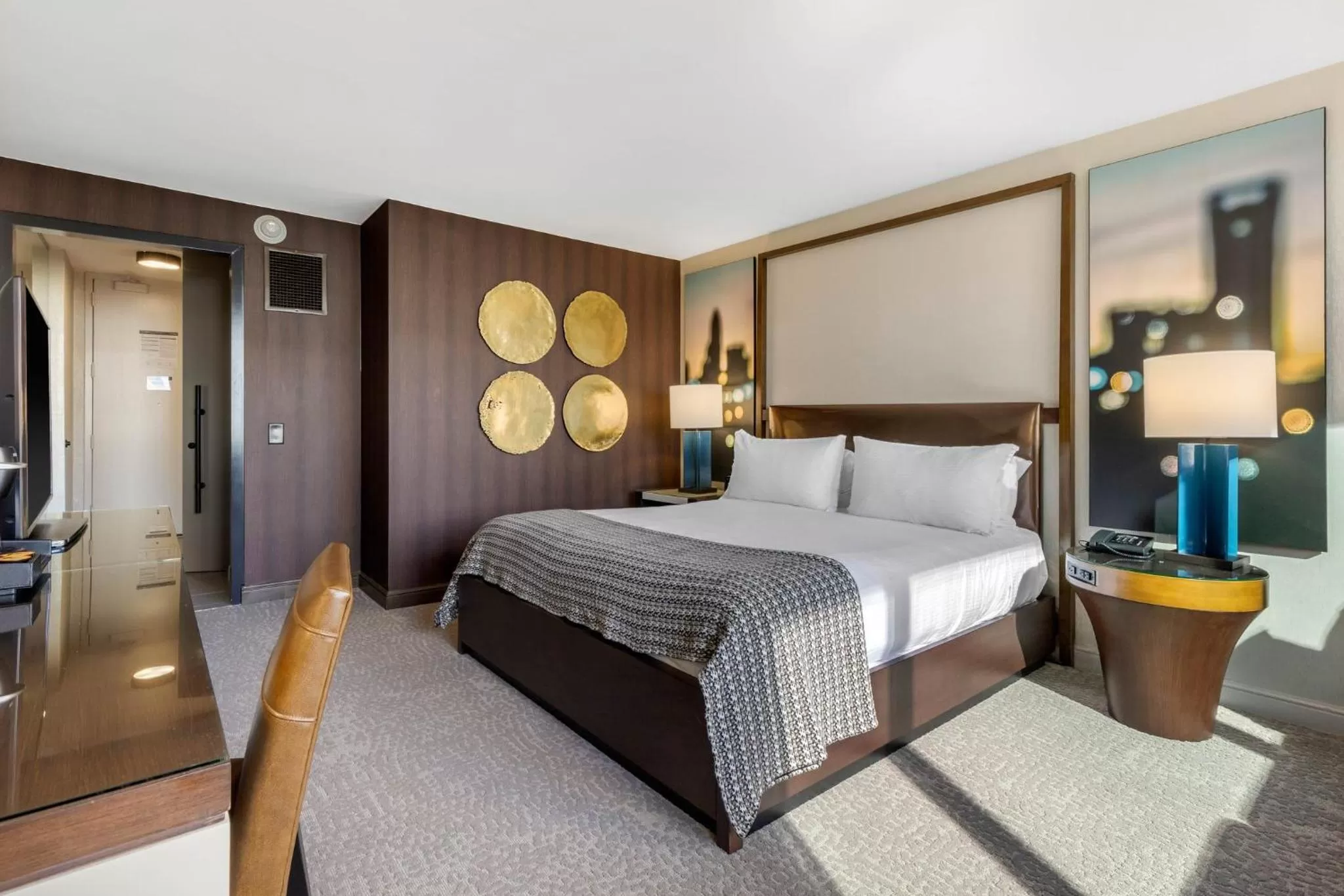 Photo of the whole room, Bed in Omni Charlotte Hotel