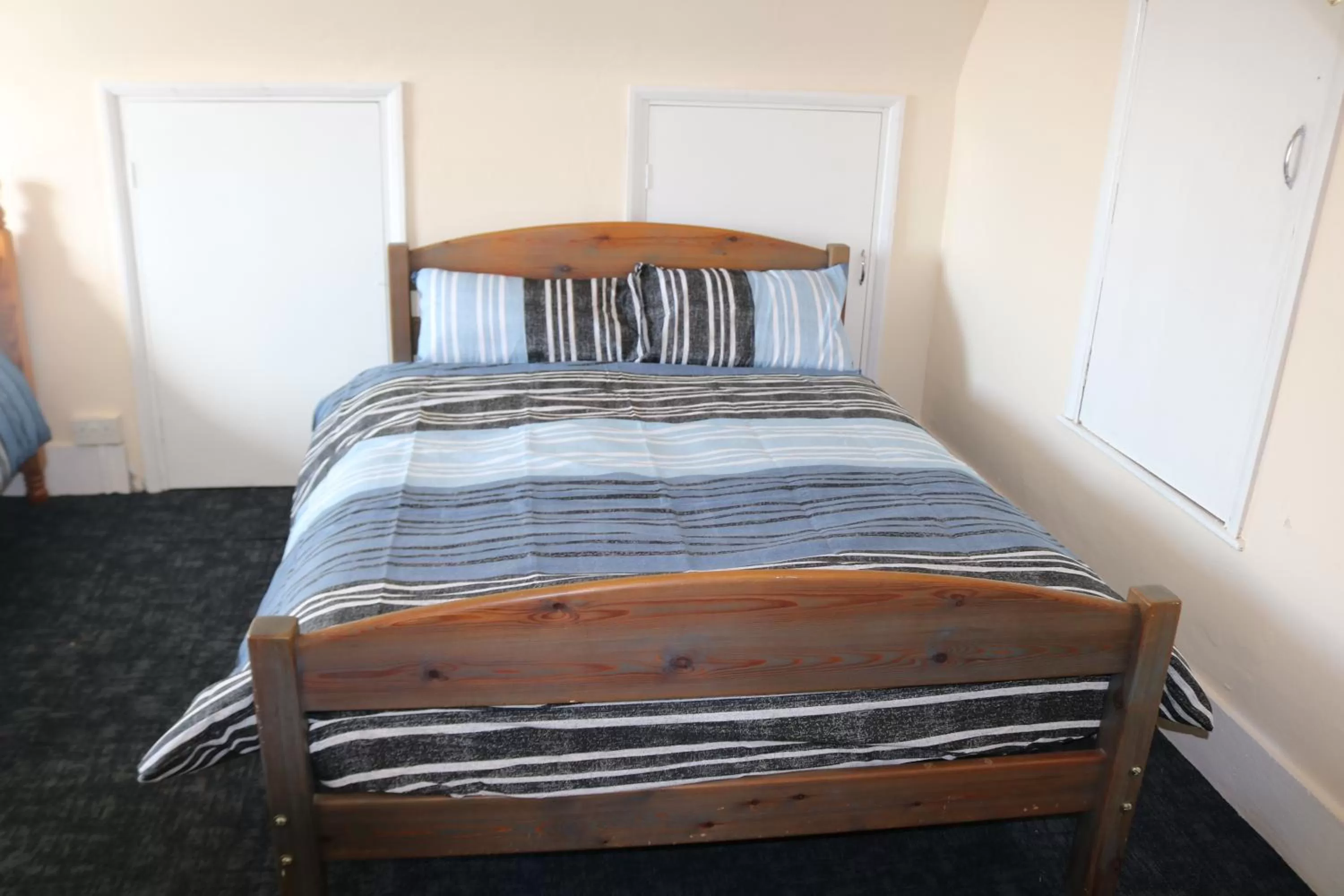 Bedroom, Bed in Lennard House