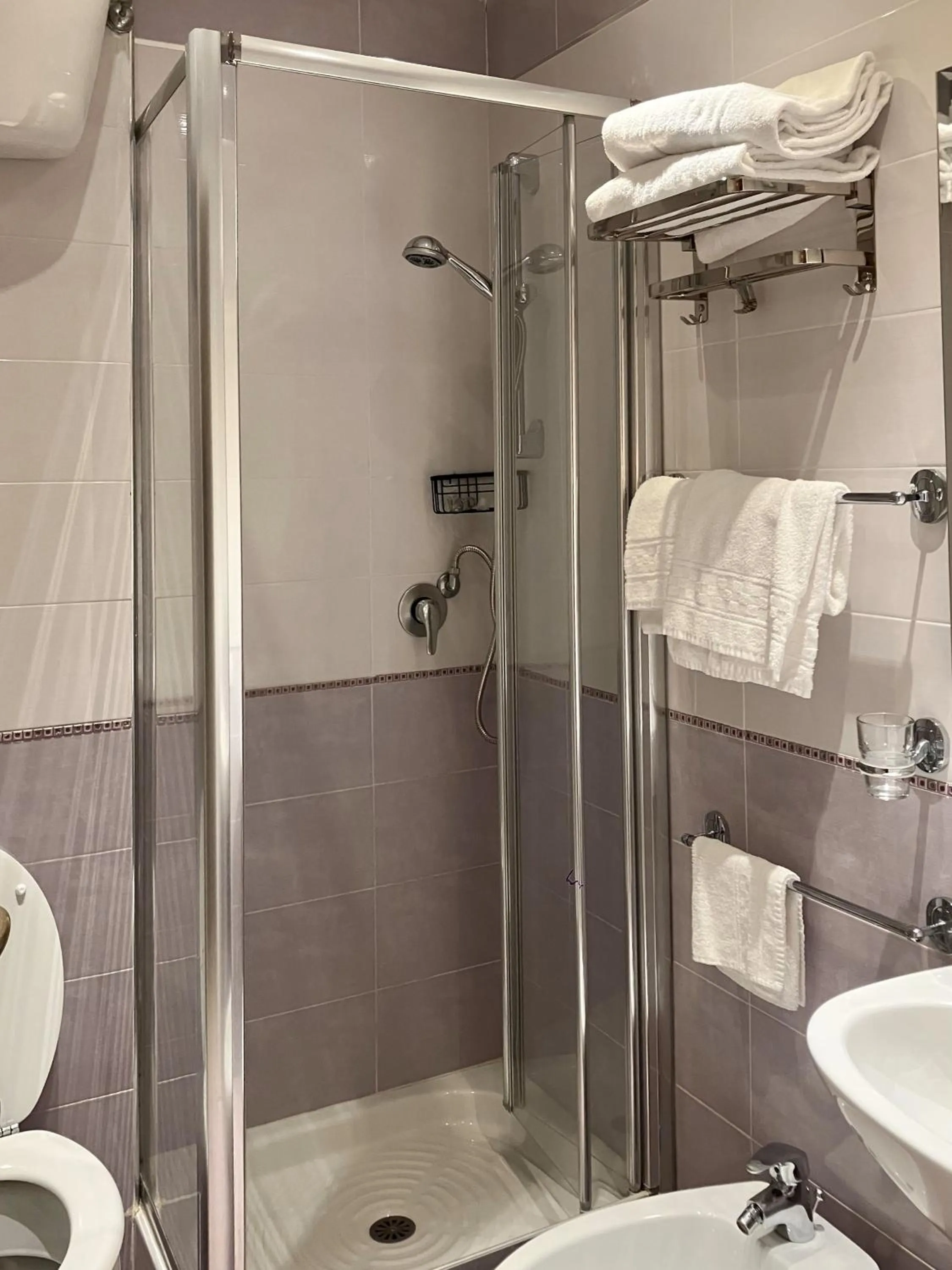 Shower in Hotel Erdarelli