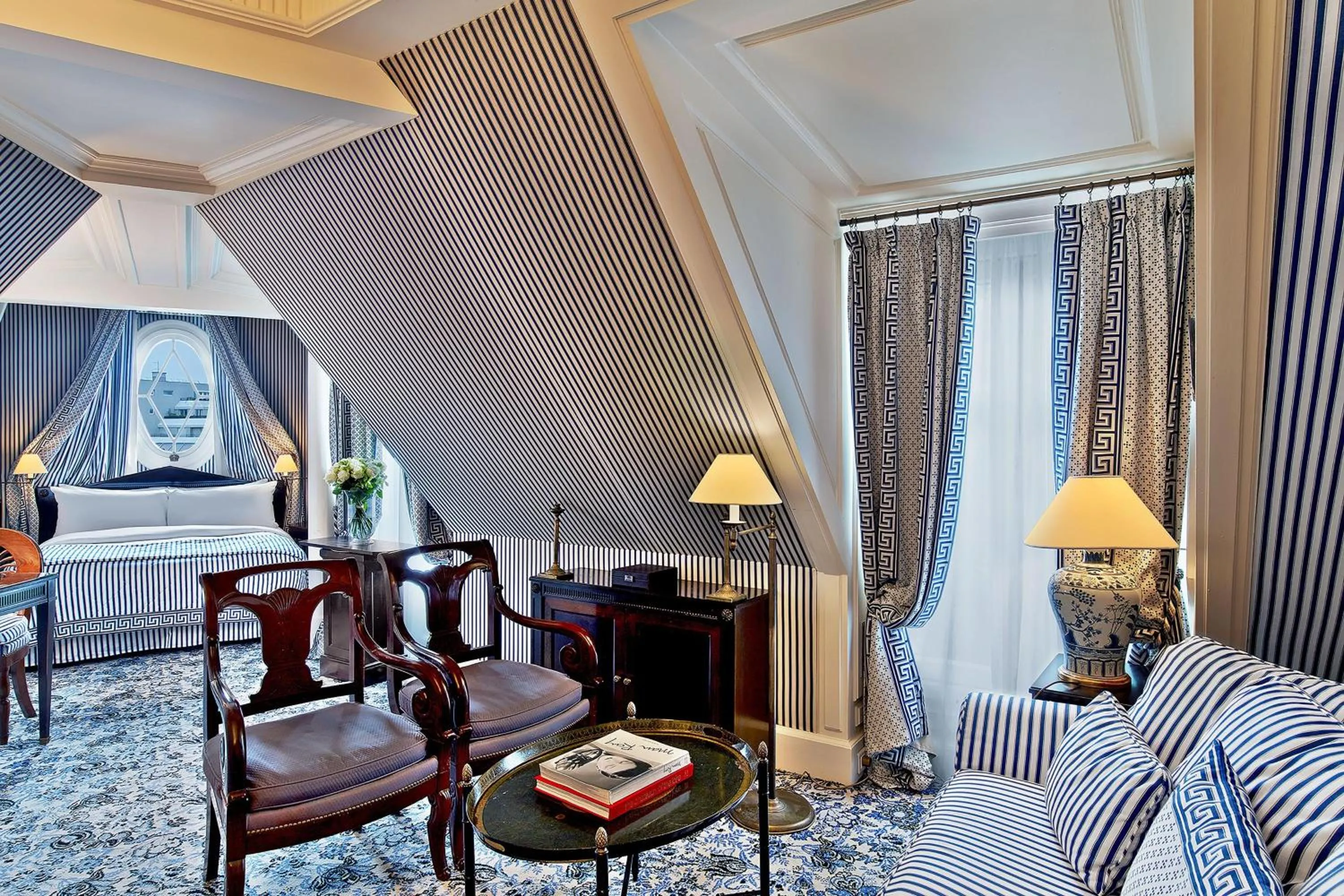 Living room, Bed in Le Dokhan's Paris Arc de Triomphe, a Tribute Portfolio Hotel