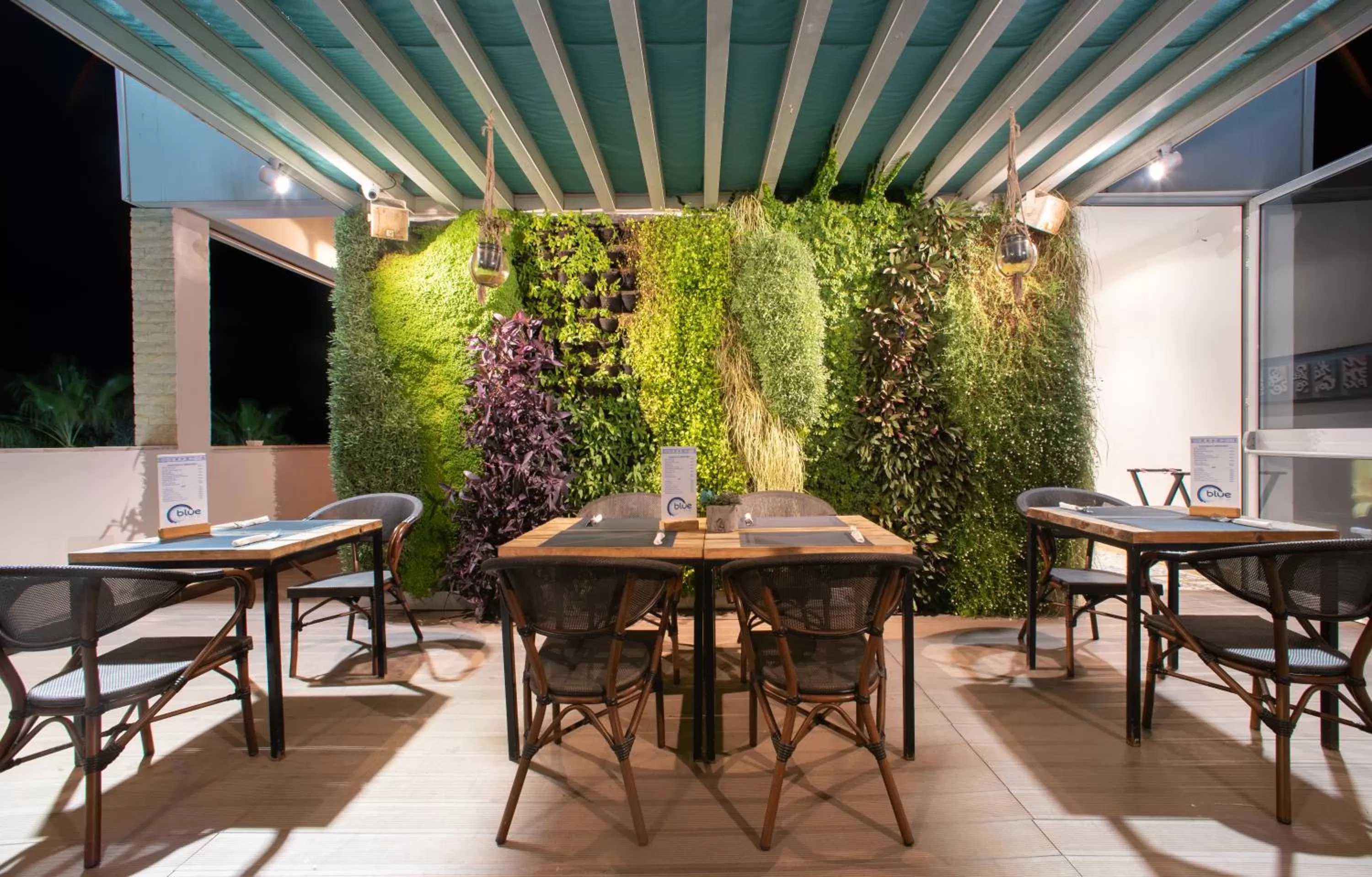 Restaurant/places to eat in Appart-hotel La Source