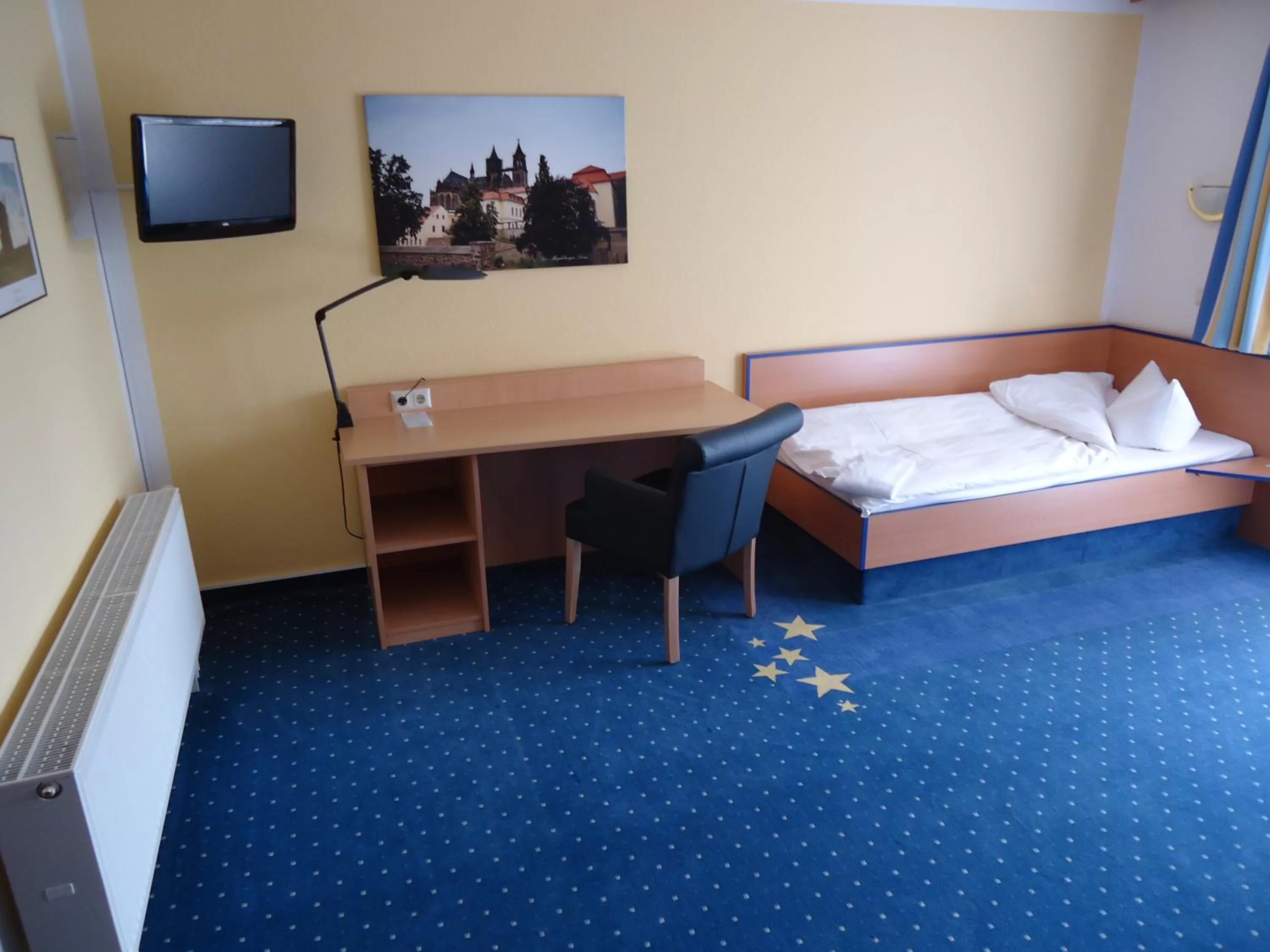 Photo of the whole room, Bed in sleep & go Hotel Magdeburg