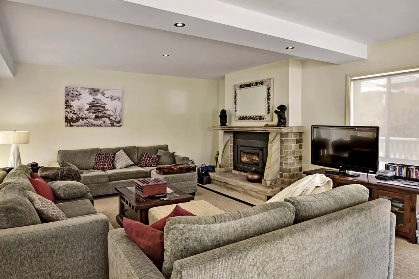 Communal lounge/ TV room in Bundanoon Lodge