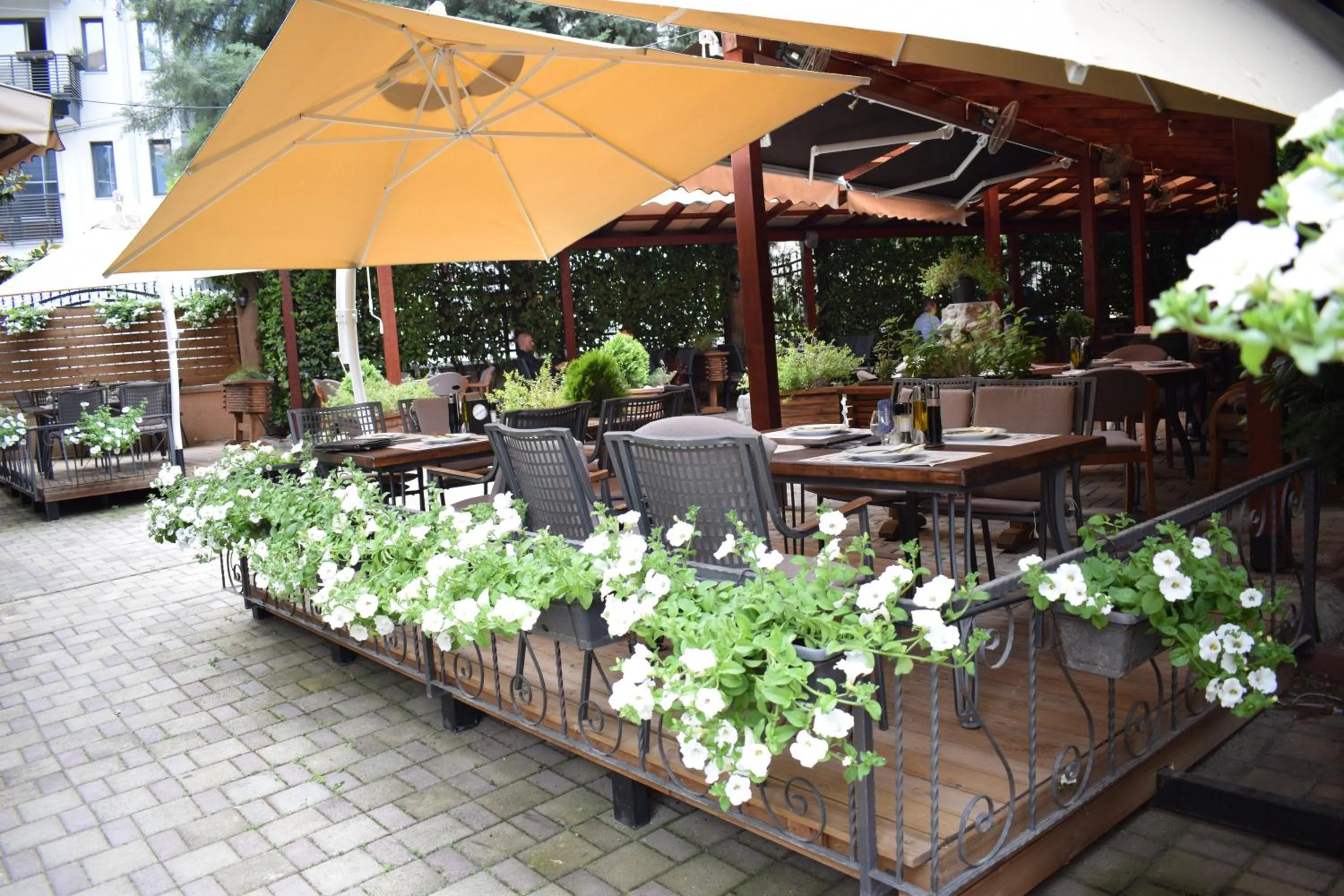 Restaurant/places to eat in Hotel Aristocrat & Fish Restaurant