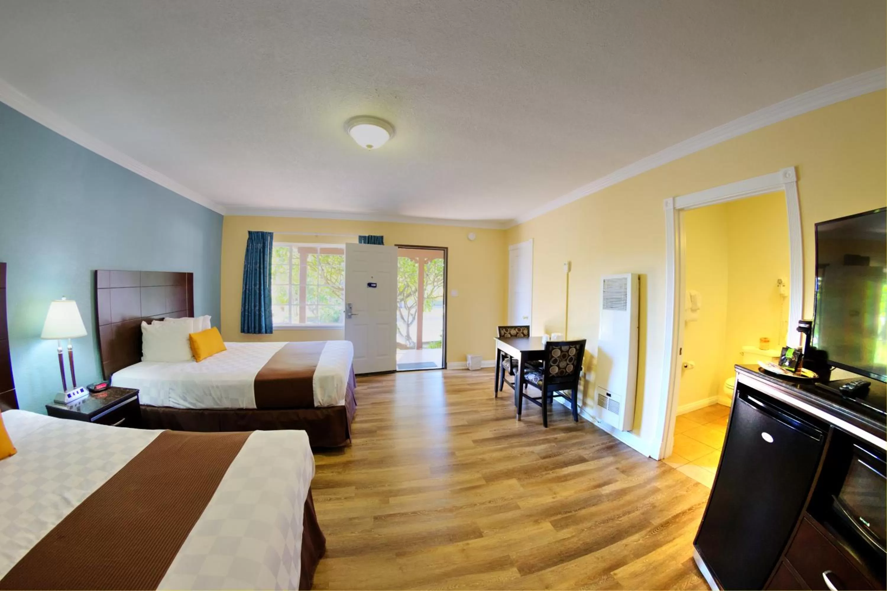 Photo of the whole room, Bed in Palm Tropics Motel