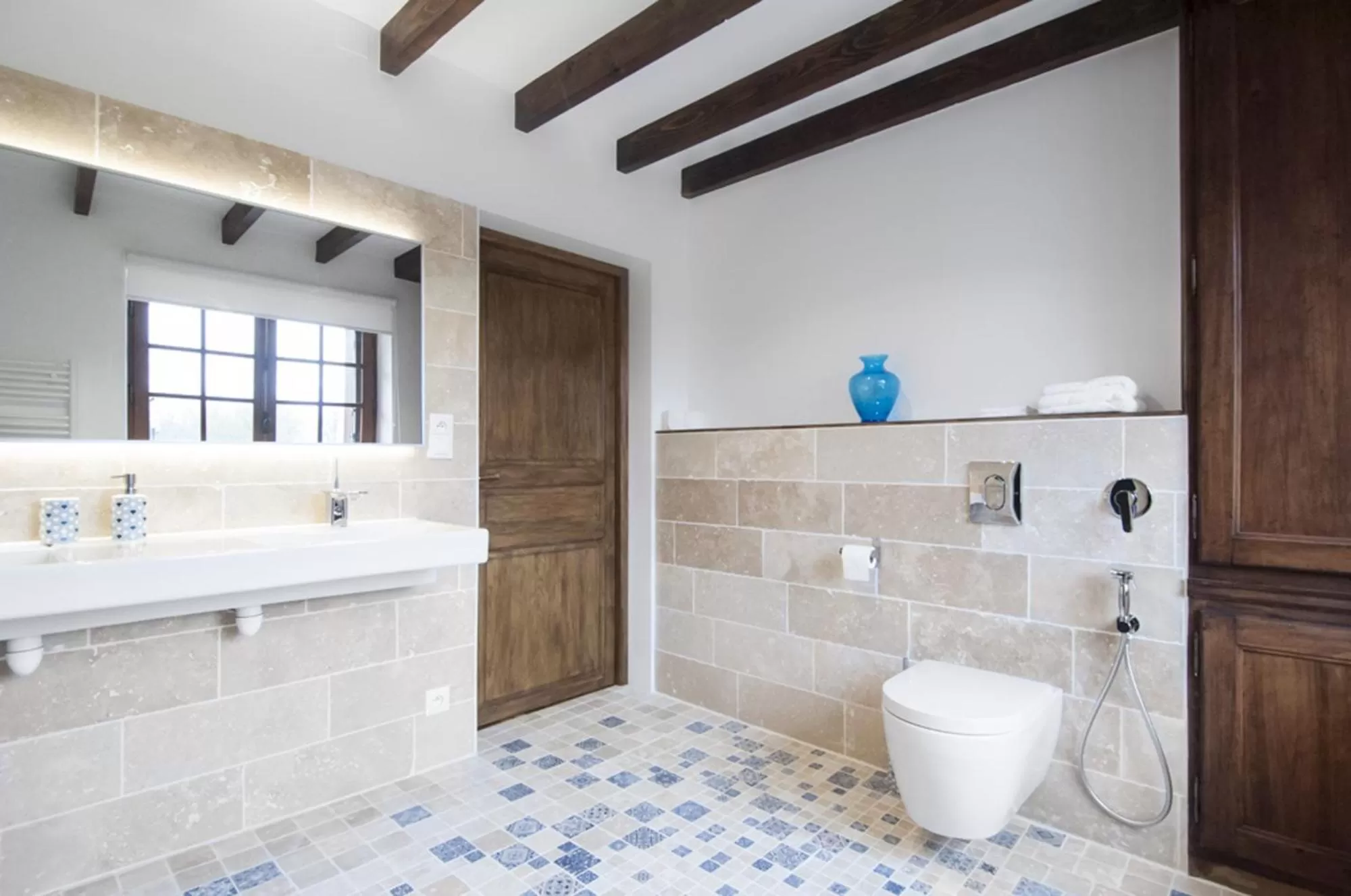 Toilet in Jardin des Sens, la Rente d'Eguilly