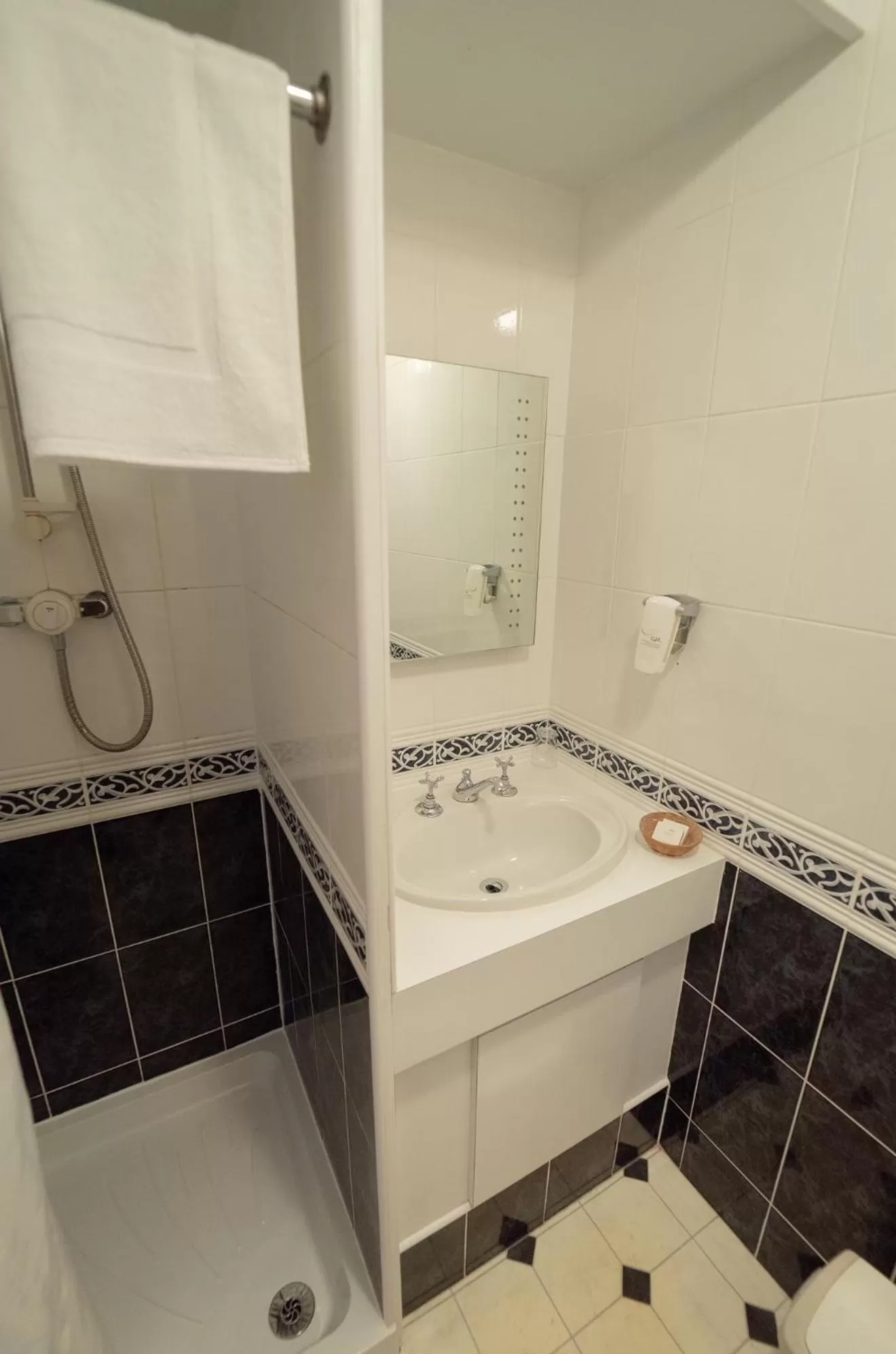 Shower in Littlebury Hotel