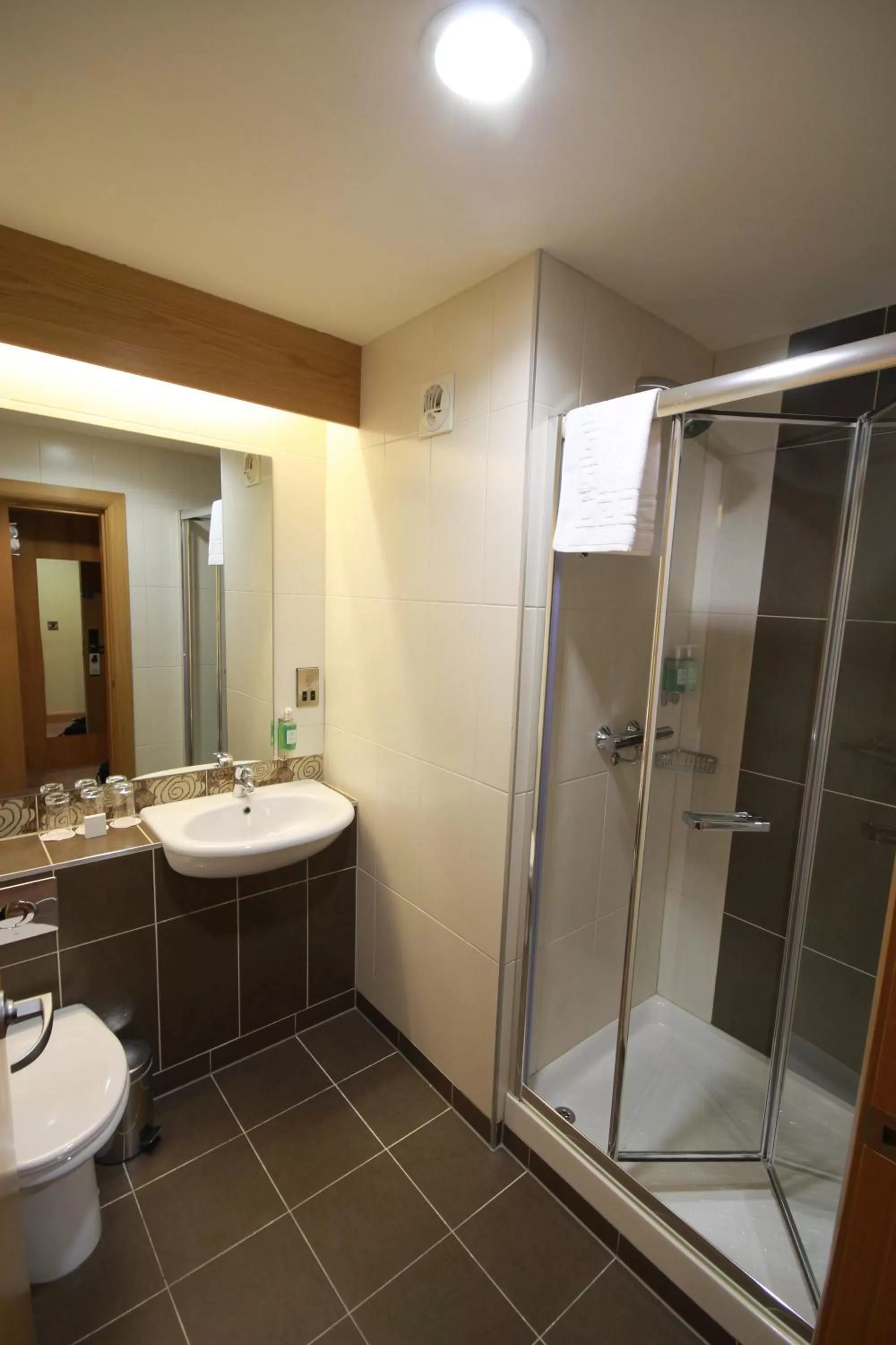 Shower in Belmore Court & Motel