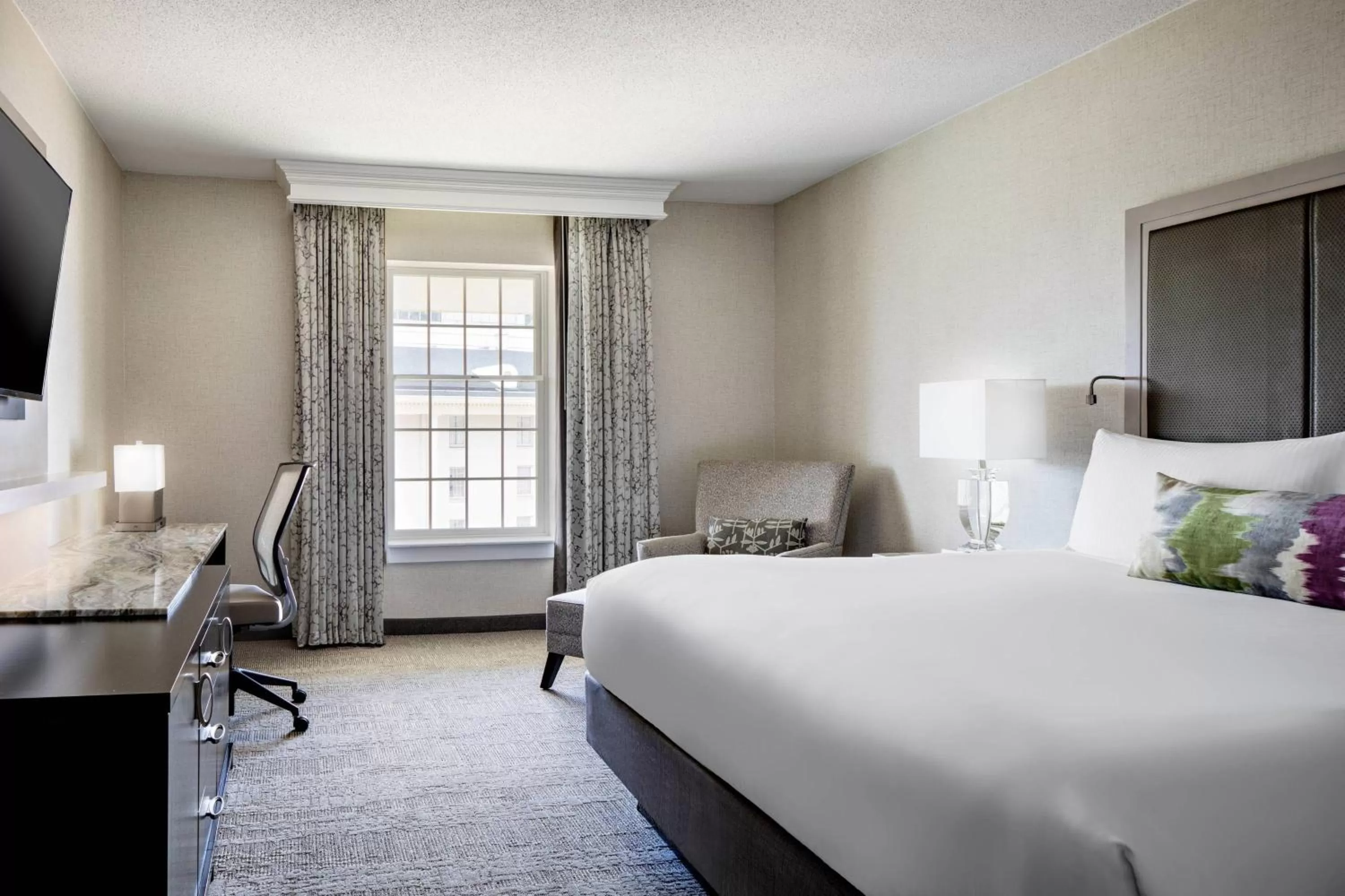 King Room with Roll-in Shower - Mobility Accessible in Gaylord Opryland Resort & Convention Center