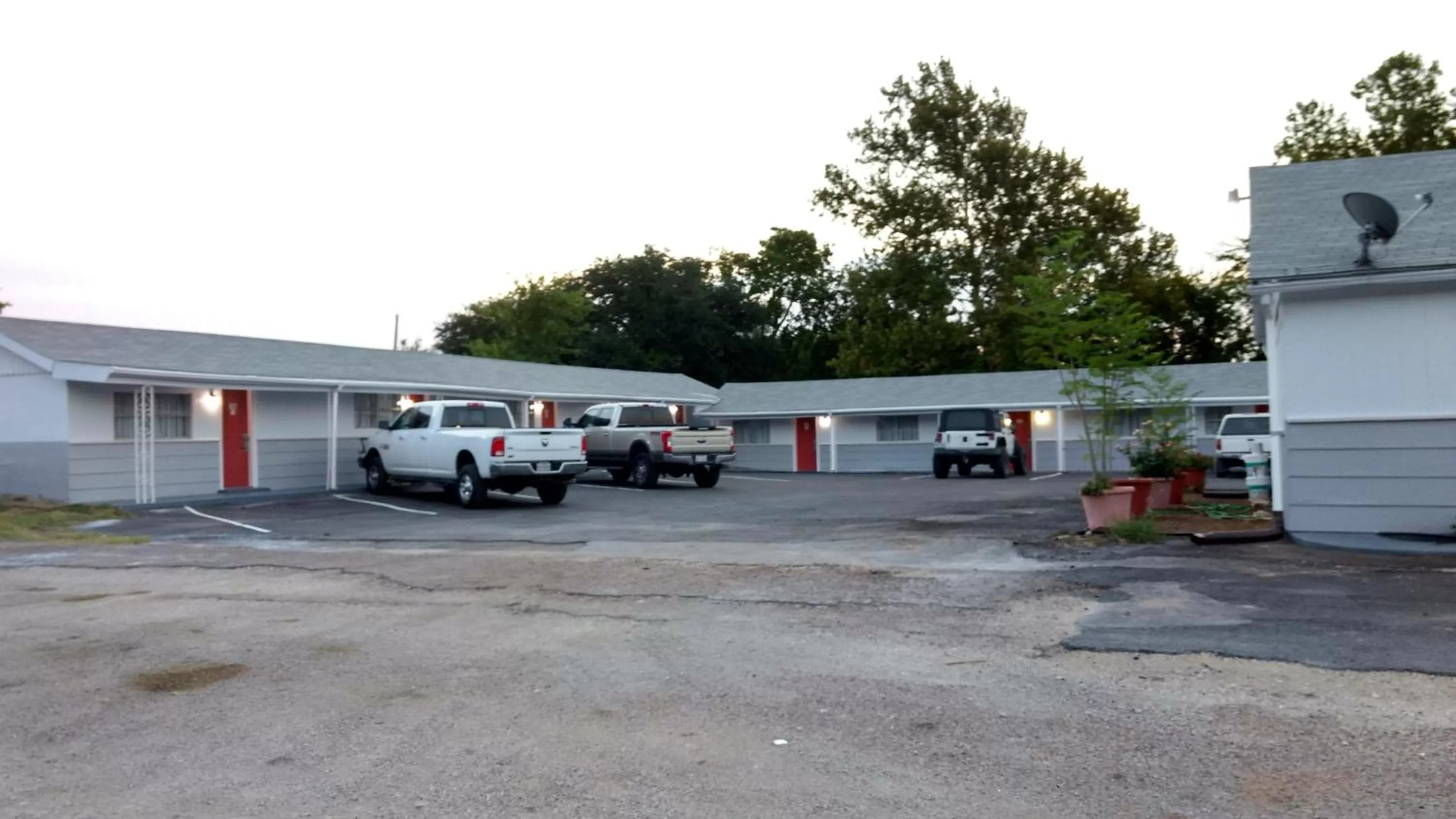 Property building in Budget Inn Hamilton