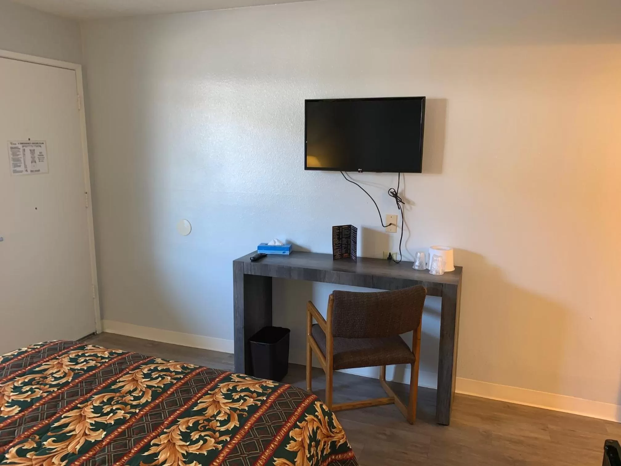 Bed in EZ 8 Motel Old Town