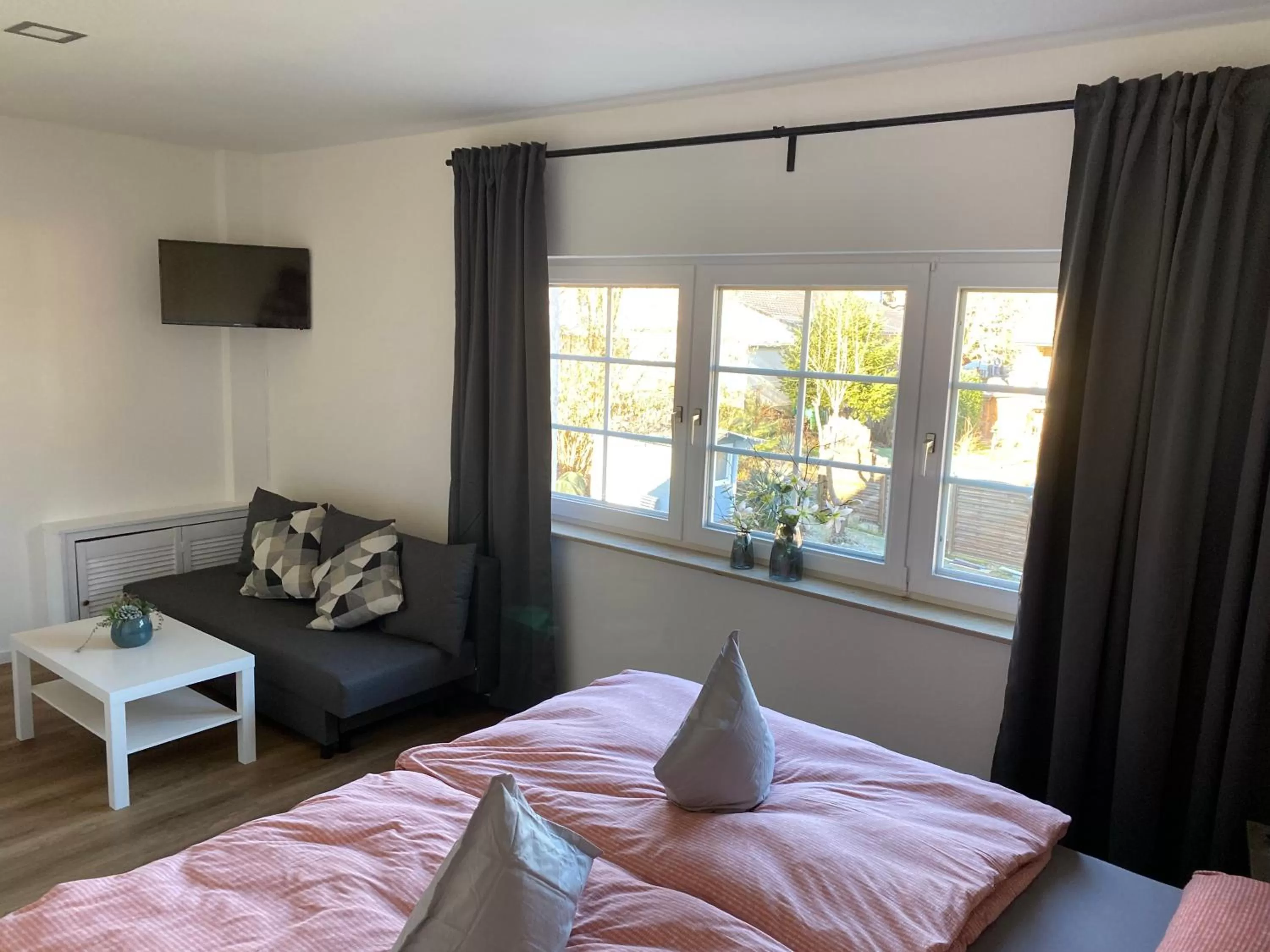 Communal lounge/ TV room, Bed in Hotel am See