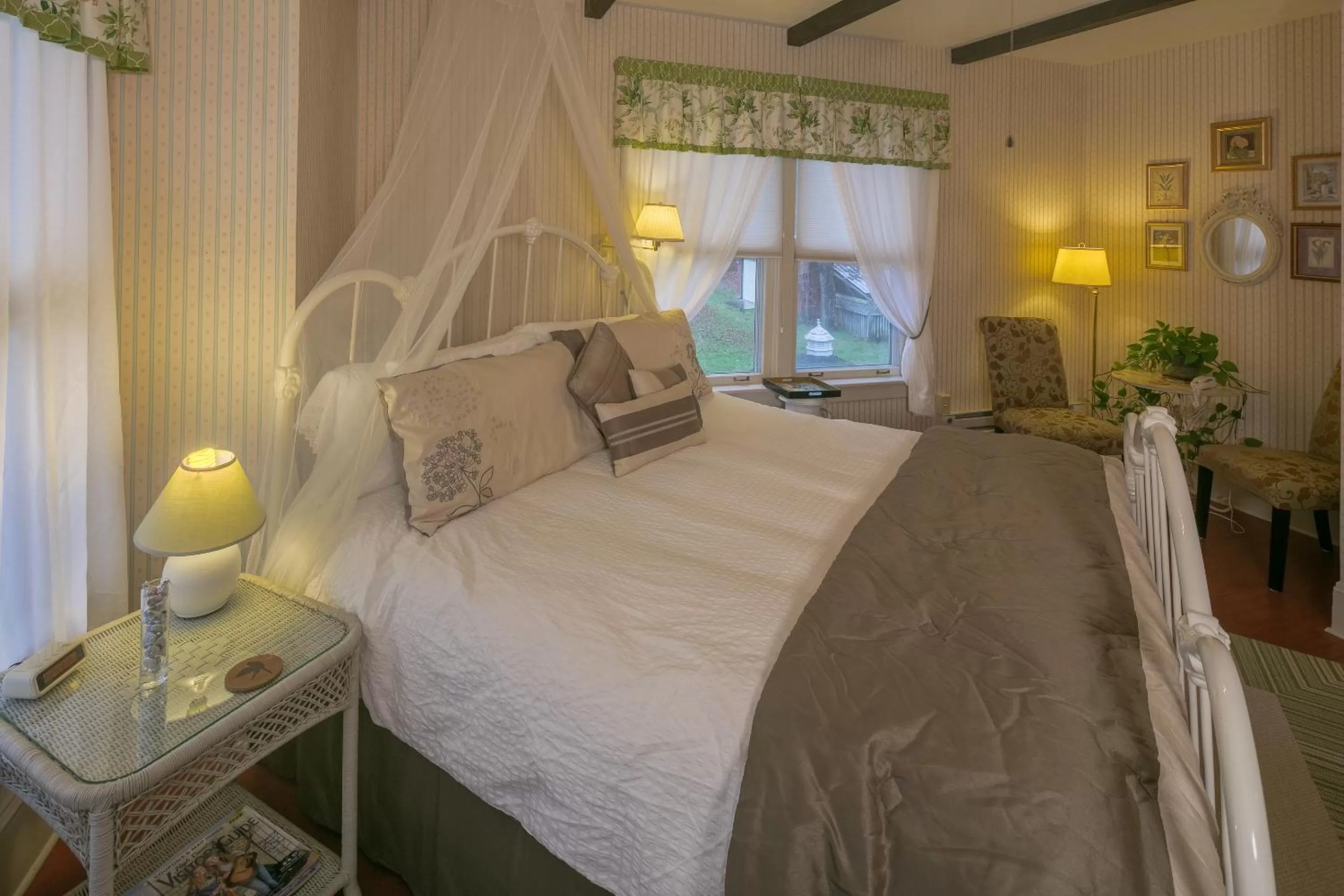 Bed in Taylor House Inn