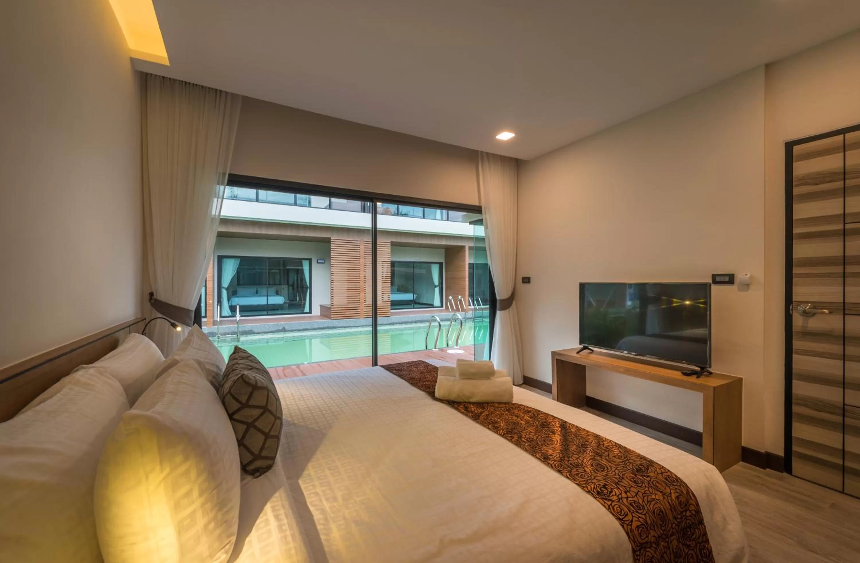 Communal lounge/ TV room in Cher​mantra​ Aonang​ Resort & Pool​ Suite