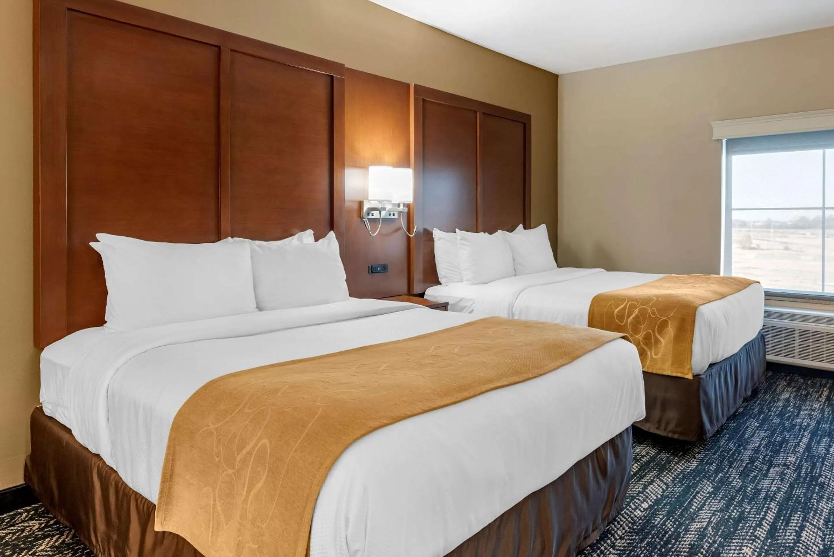 Photo of the whole room, Bed in Comfort Suites West Memphis I-40 I-55