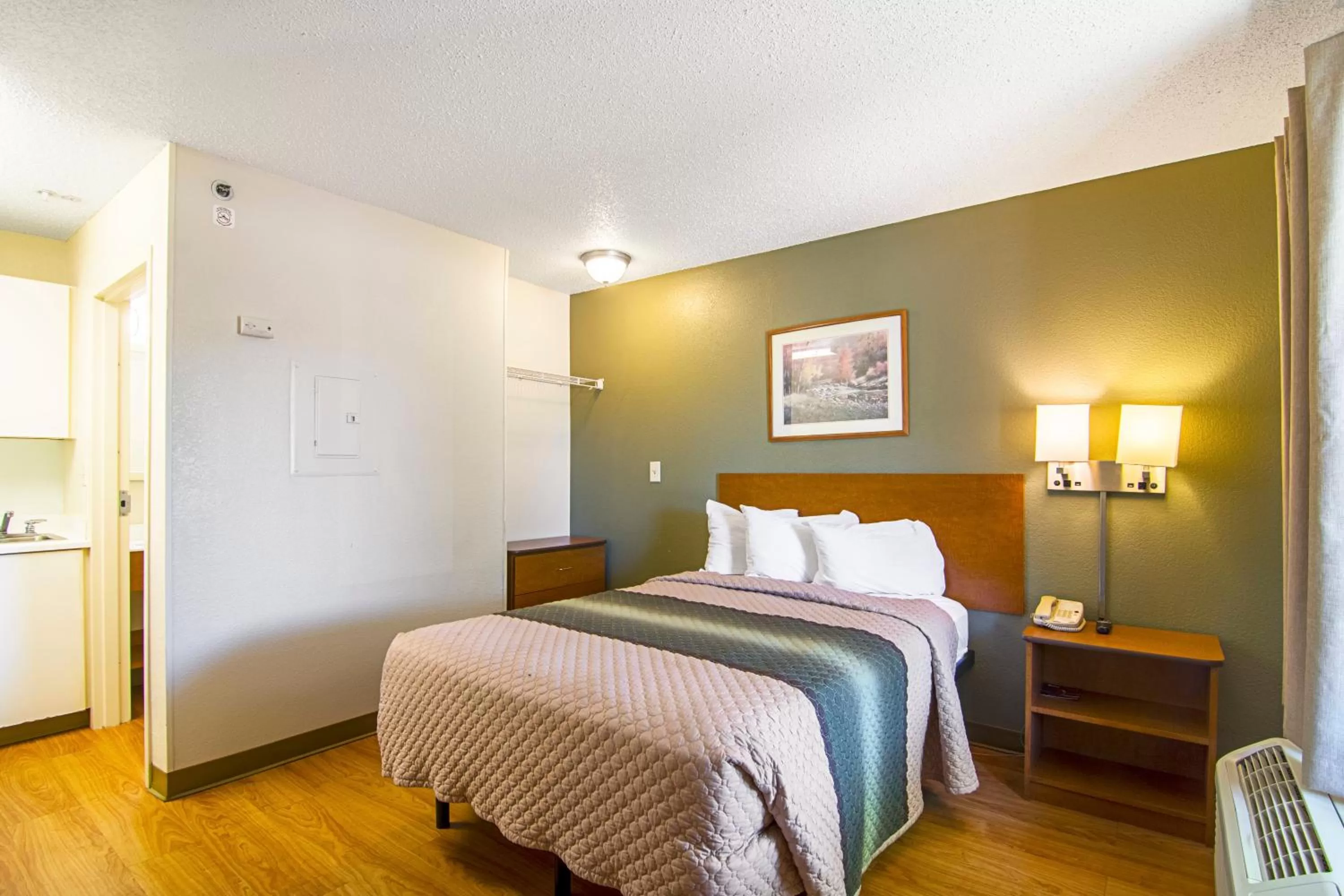 Photo of the whole room in HomeTowne Studios by Red Roof Chicago - Waukegan