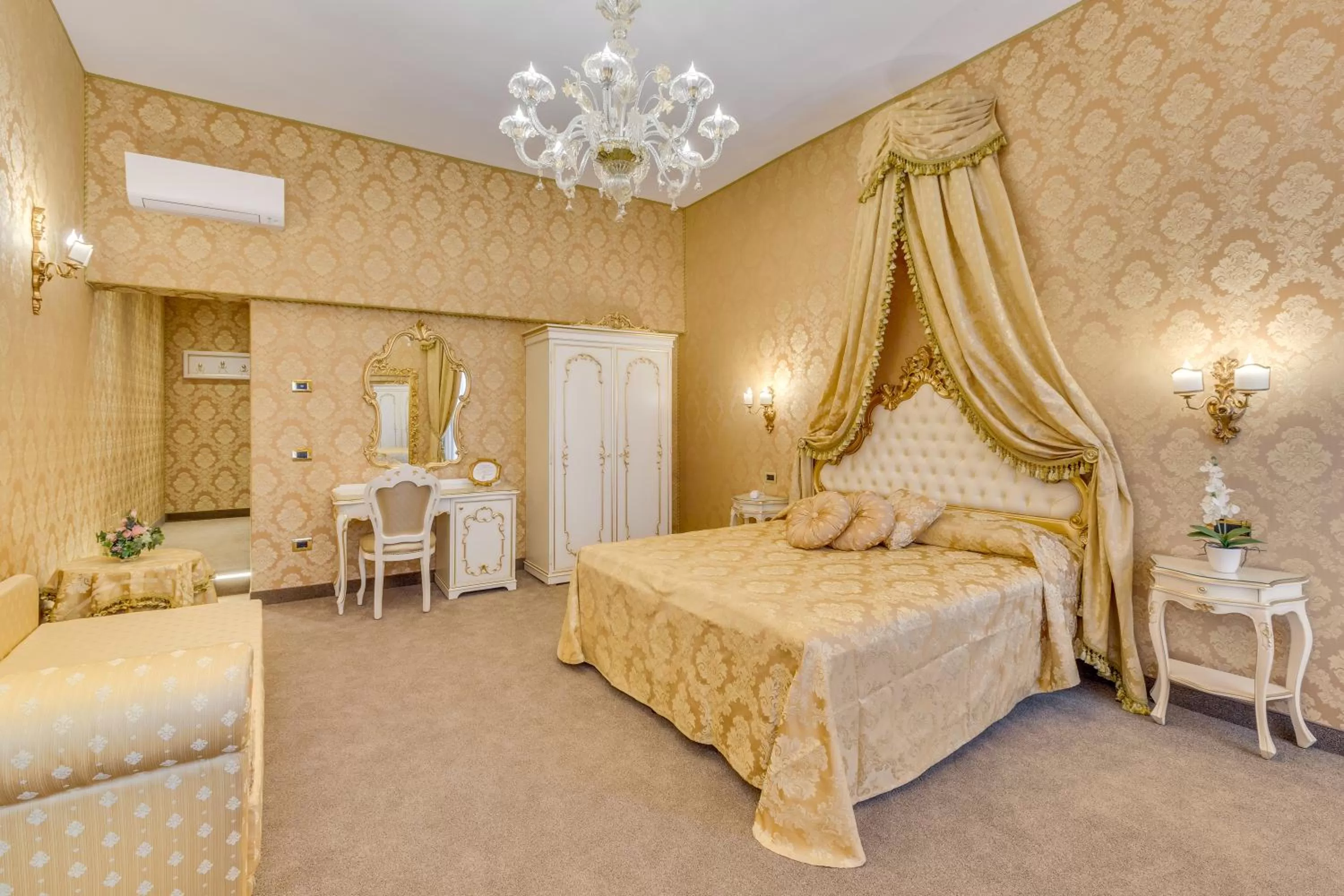 Photo of the whole room, Bed in Residenza Veneziana