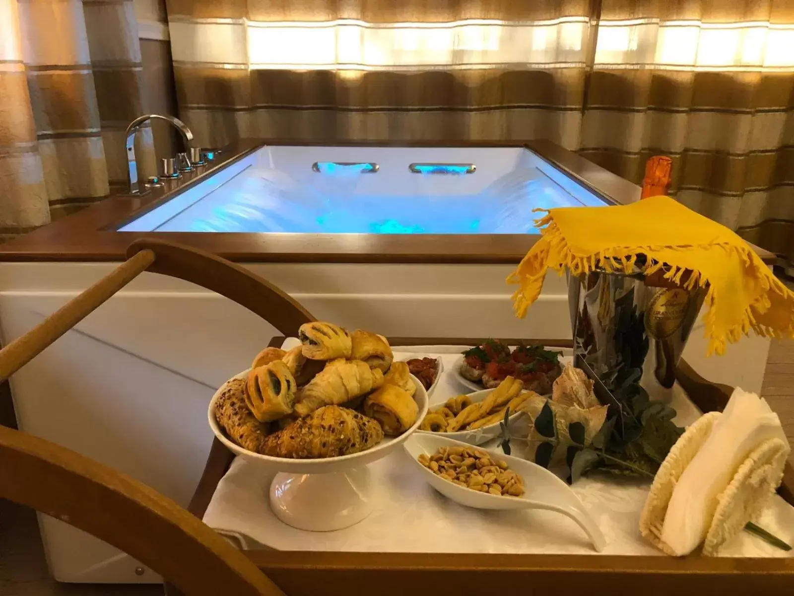Deluxe Suite with Spa Bath in Villa Domus Salento Suites & Rooms con parcheggio privato in loco Deluxe Suite with Spa Bath in Villa Domus Salento Suites & Rooms con parcheggio privato in loco