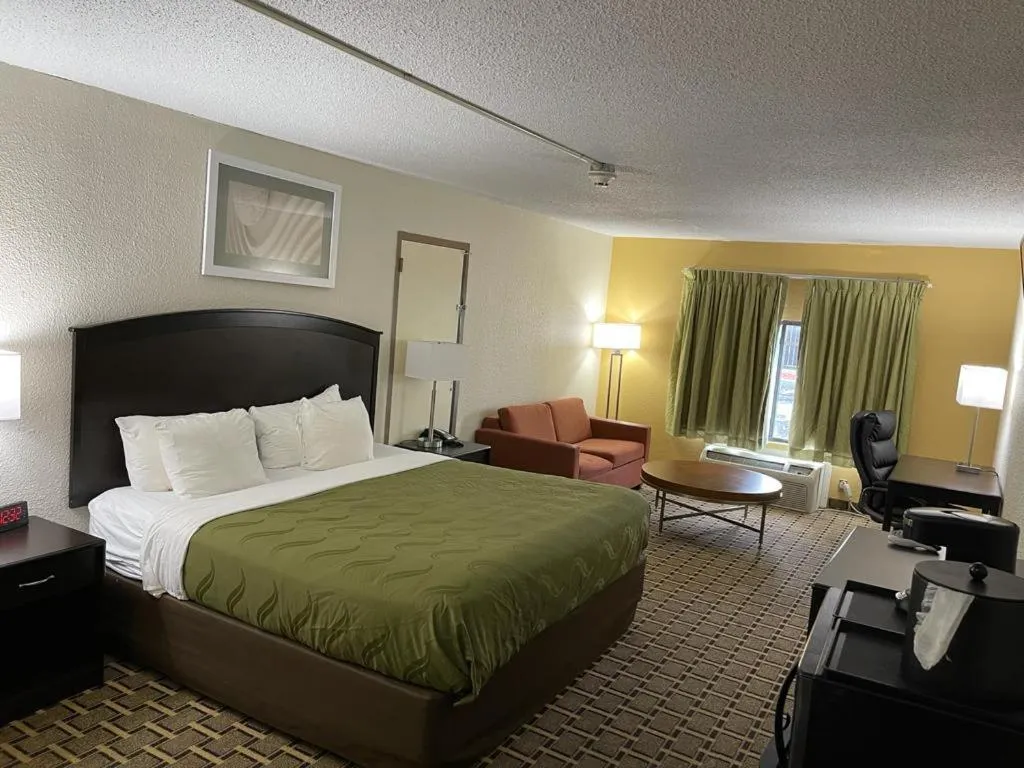 Bed in Quality Inn Vincennes